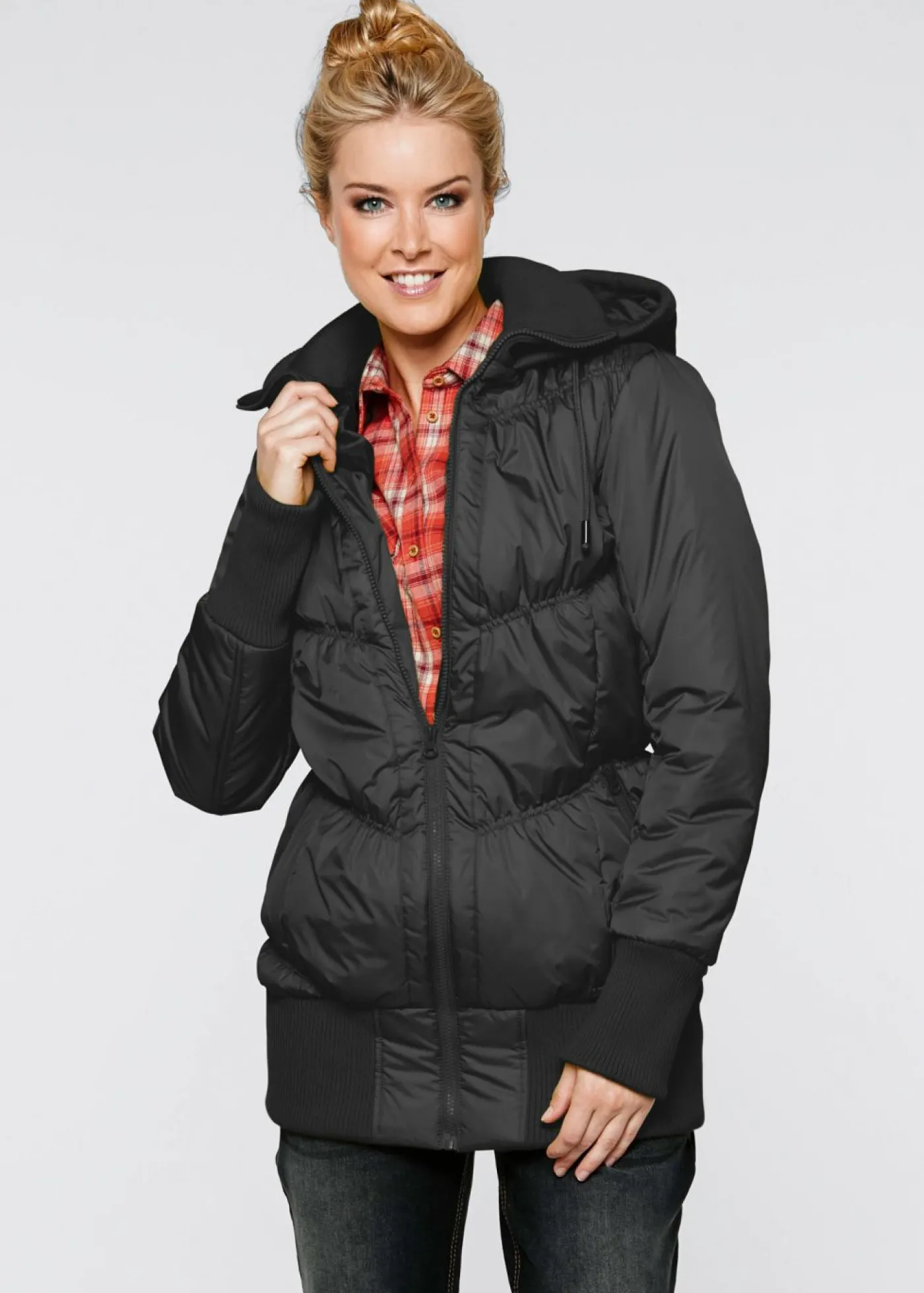 bonprix bonprix Abrigo acolchado con cinturilla cómoda ancha y capucha Negro Clearance