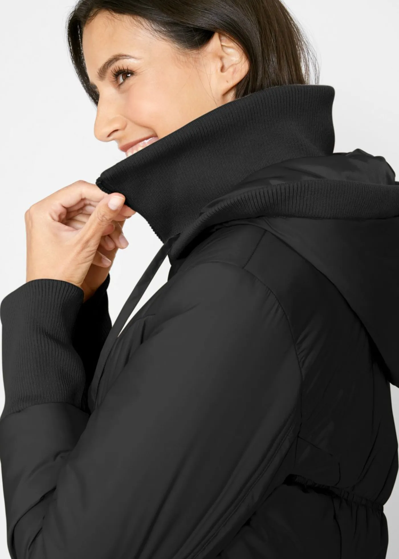 bonprix bonprix Abrigo acolchado con cinturilla cómoda ancha y capucha Negro Clearance