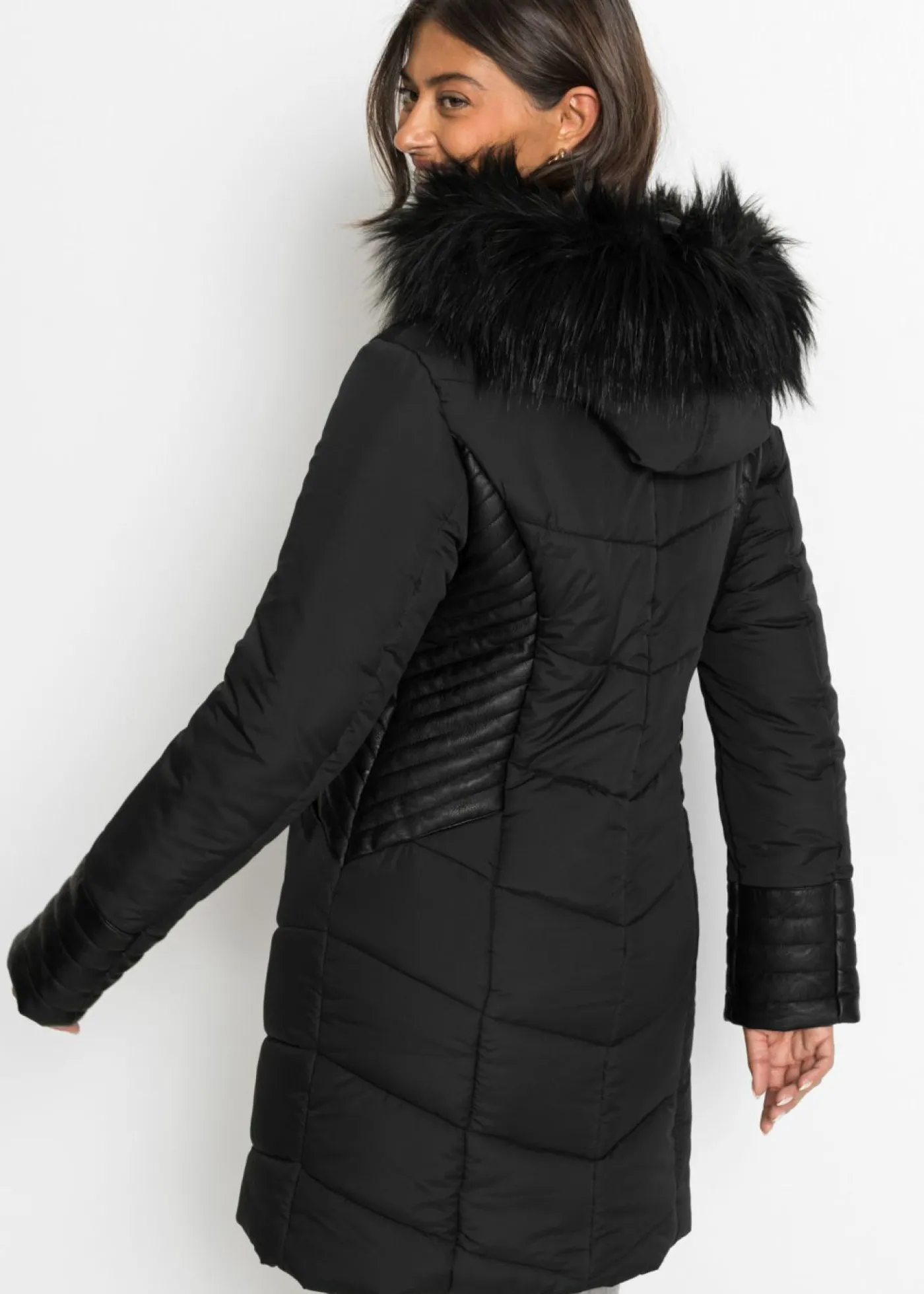 bonprix bonprix Abrigo acolchado de poliéster reciclado Negro Hot