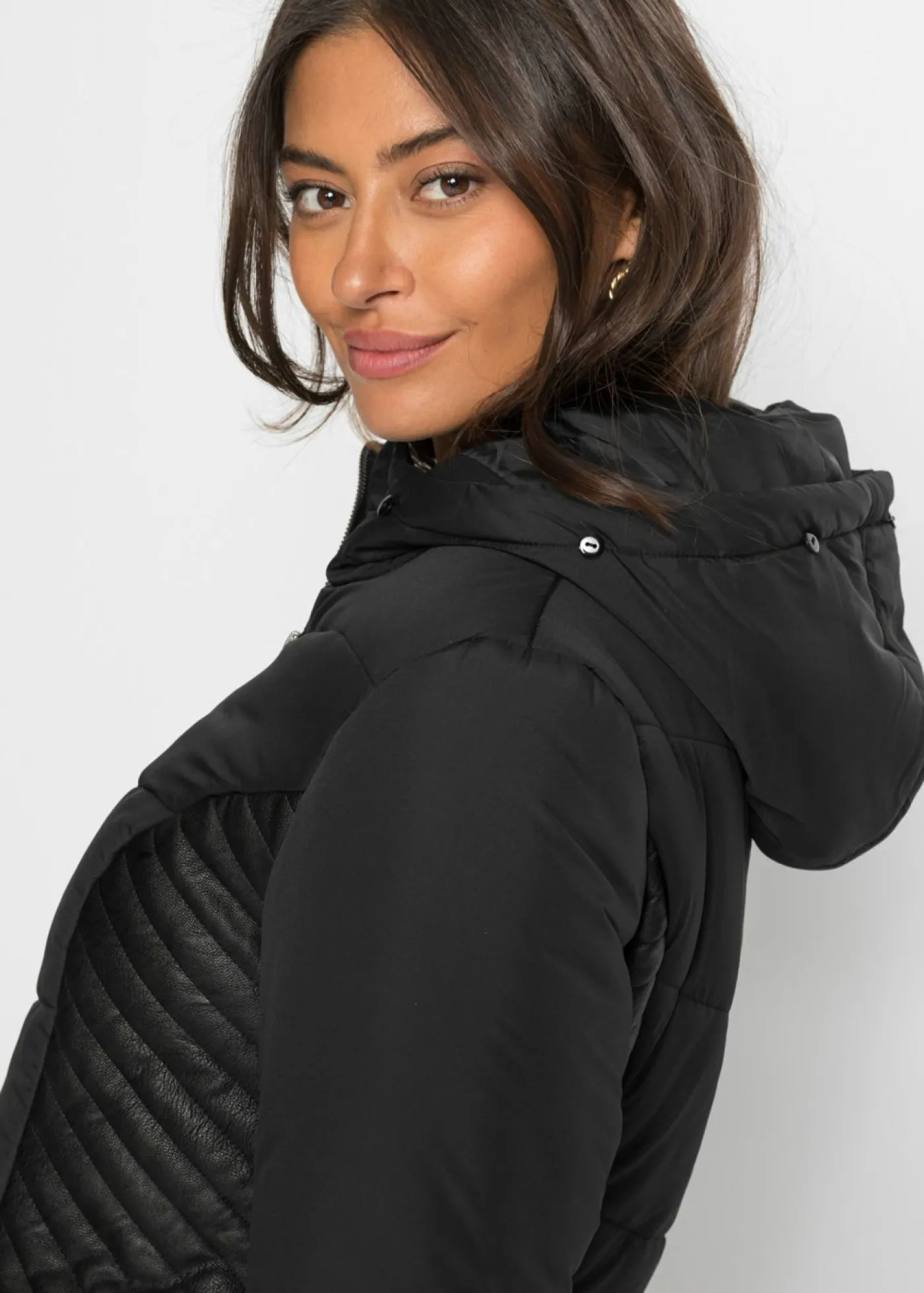bonprix bonprix Abrigo acolchado de poliéster reciclado Negro Hot