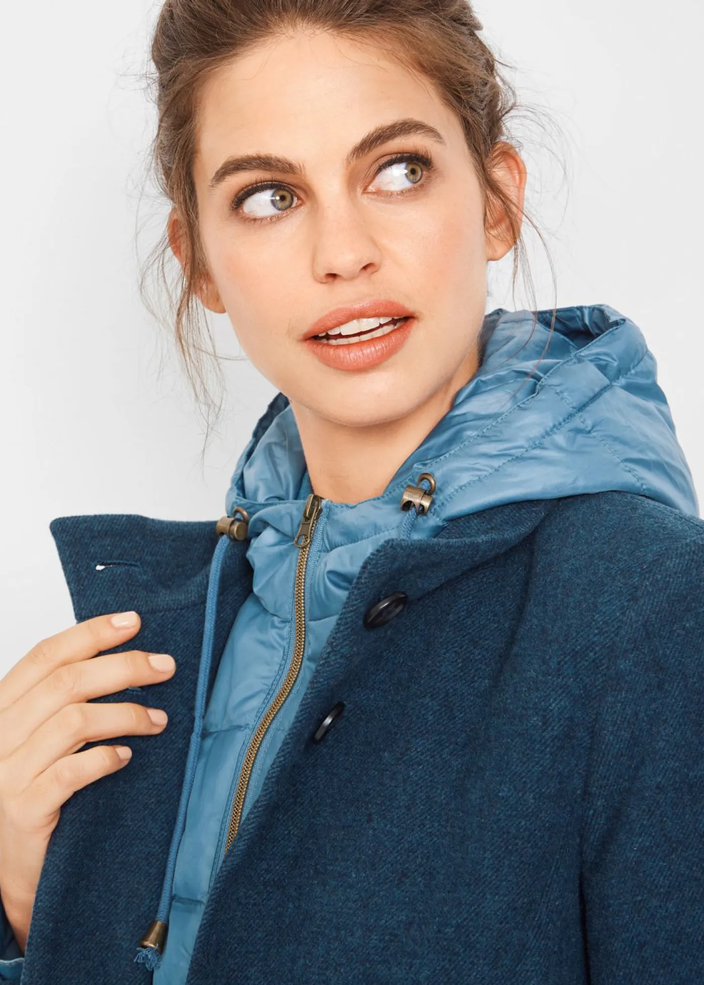 bonprix bonprix Abrigo corto de invierno con aspecto de lana y diseño 2 en 1 Azul marino Clearance