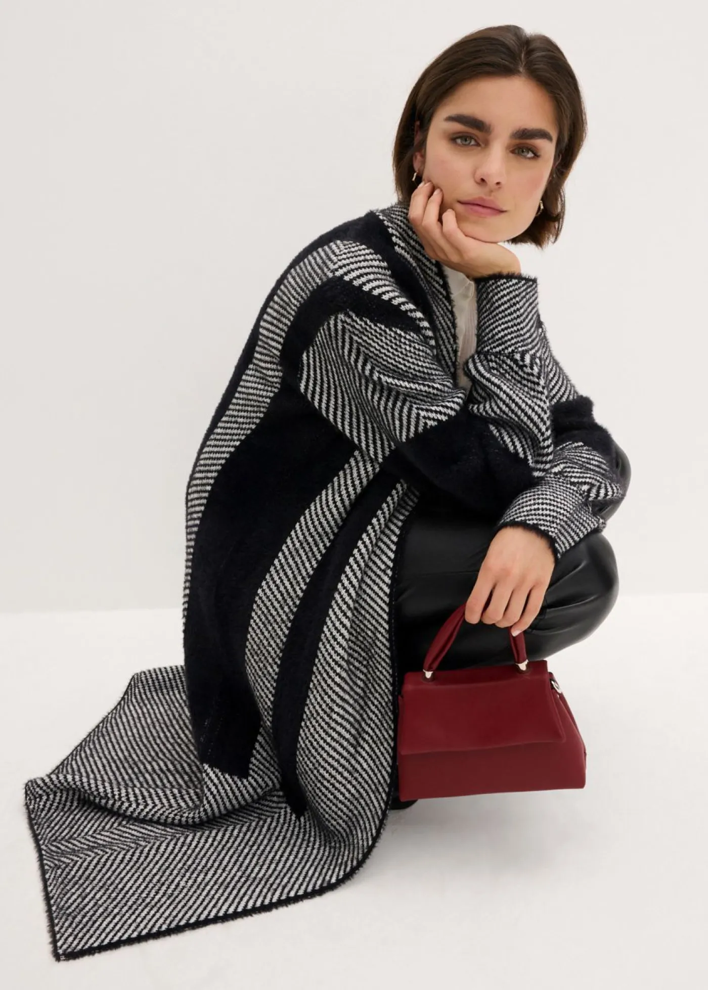 bonprix bonprix Abrigo de punto Negro-blanco lana