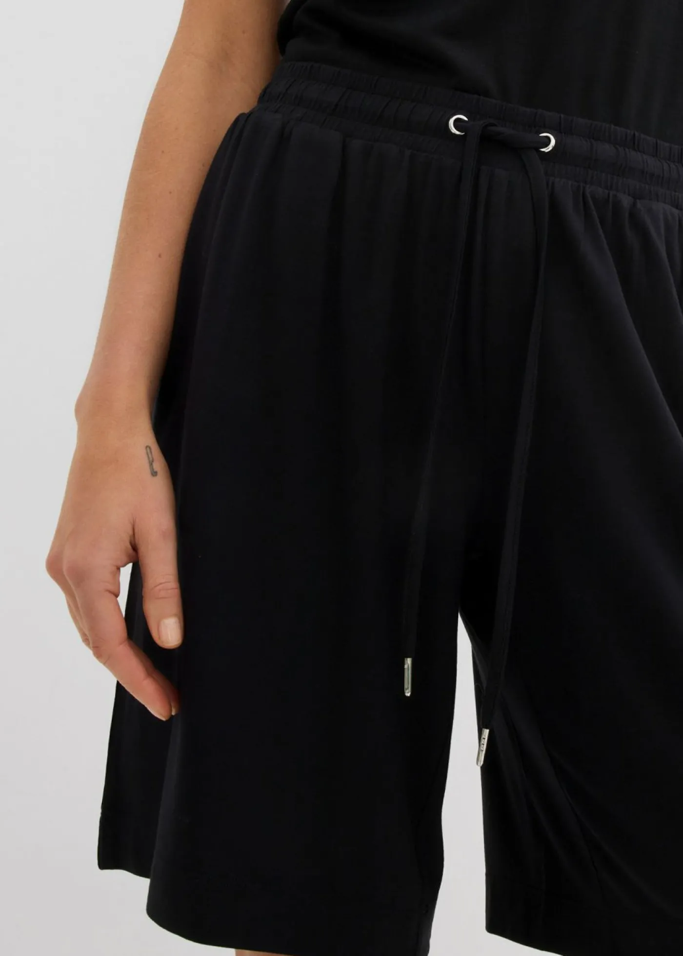 bonprix bonprix Bermudas de punto de viscosa fluida Negro Best