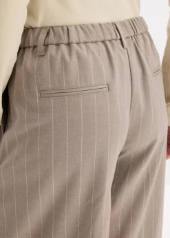 bonprix bonprix Bermudas de raya diplomática con pinzas marrón grisáceo/blanco perla con rayas Clearance