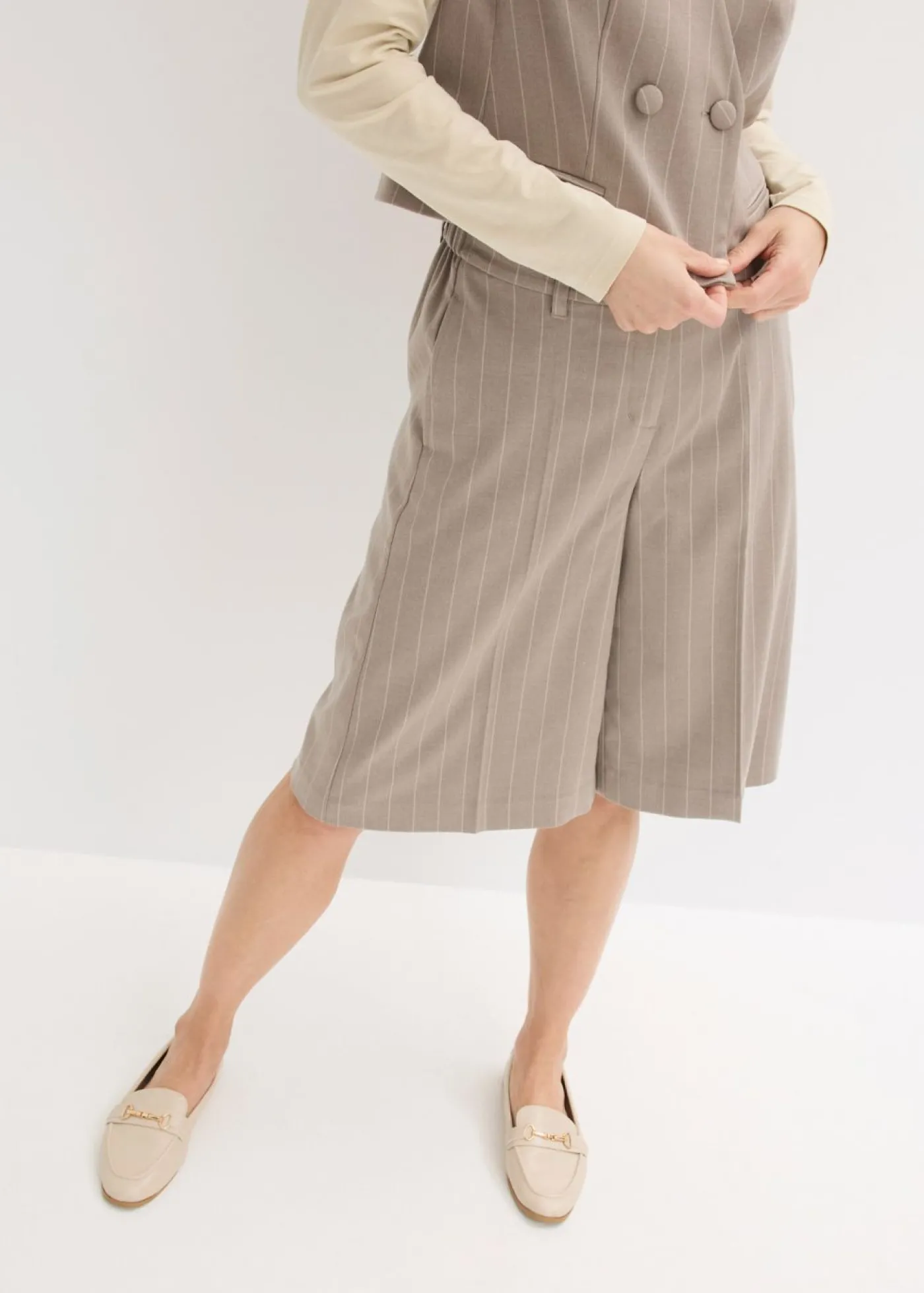 bonprix bonprix Bermudas de raya diplomática con pinzas marrón grisáceo/blanco perla con rayas Clearance