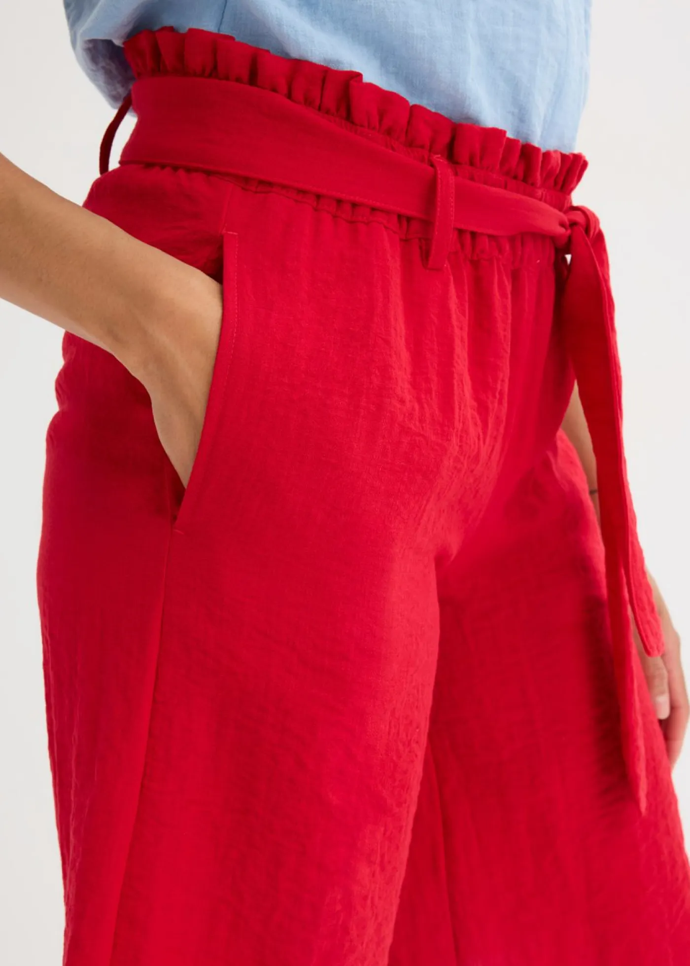 bonprix bonprix Bermudas sin cierre de mezcla de viscosa fluida rojo intenso Hot