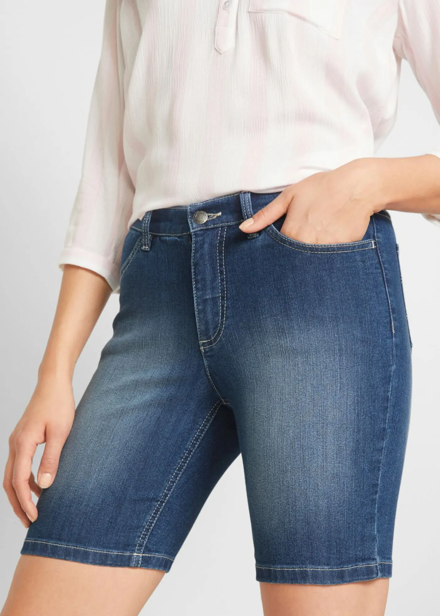 bonprix bonprix Bermudas vaqueras de talle medio Denim desgastado Hot
