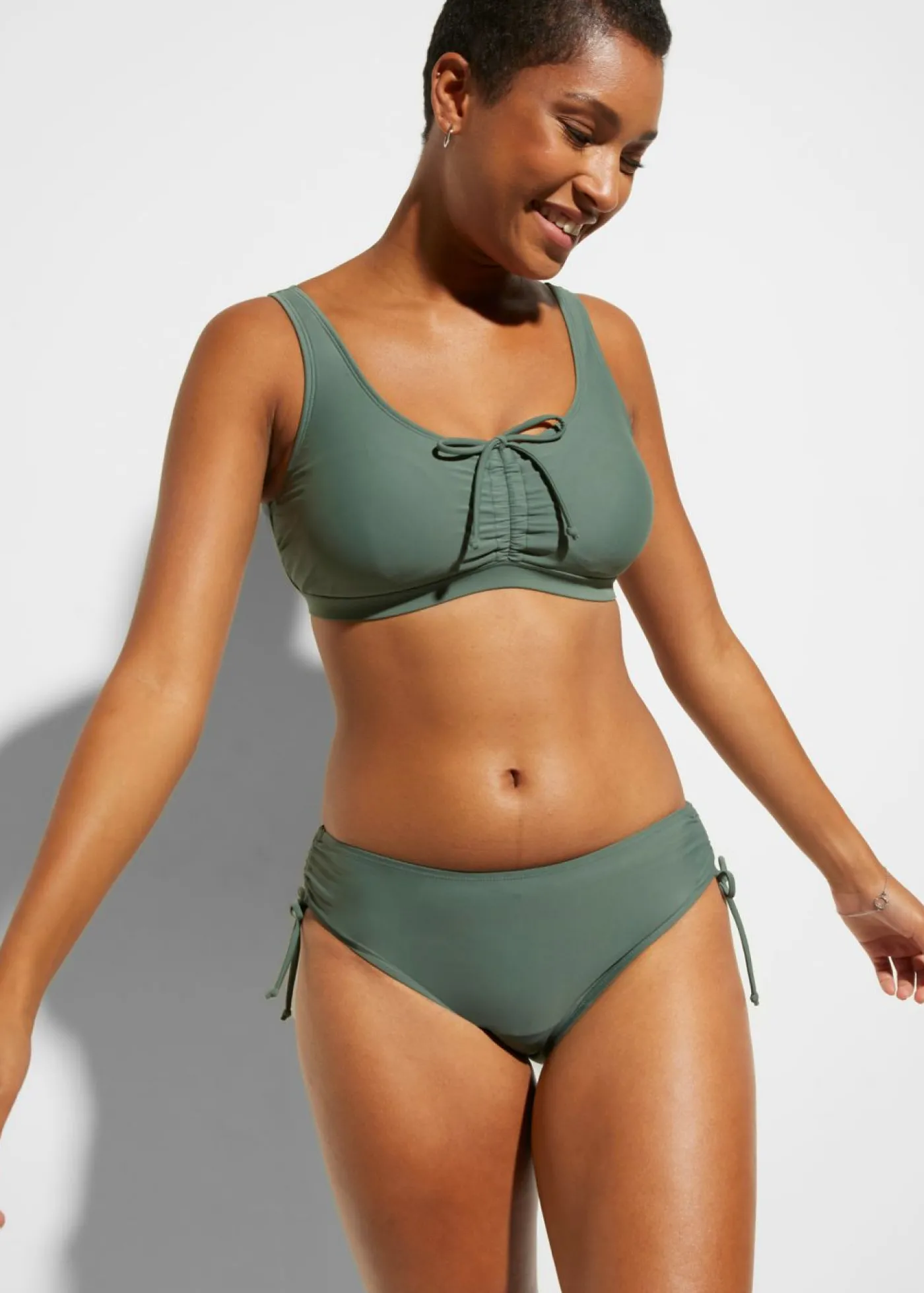bonprix bonprix Bikini tipo bustier (2 piezas) con cinta para anudar musgo Sale