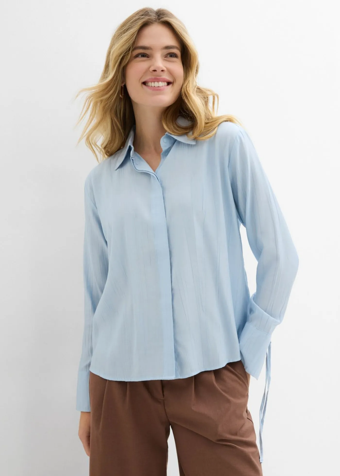 bonprix bonprix Blusa camisera de mezcla de viscosa fluida azul pálido Online