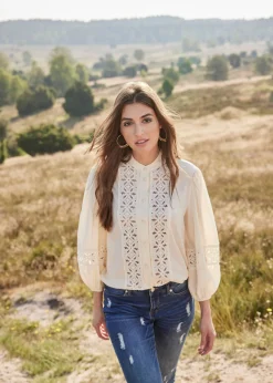 bonprix bonprix Blusa con encaje de mezcla suave de viscosa Blanco-crema Best