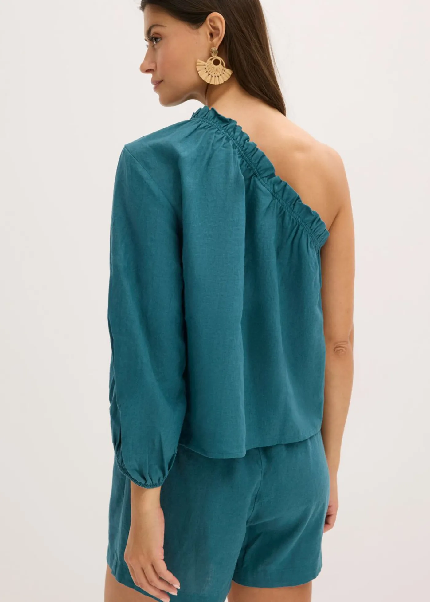 bonprix bonprix Blusa con un hombro al descubierto y contenido de lino verde pimiento New