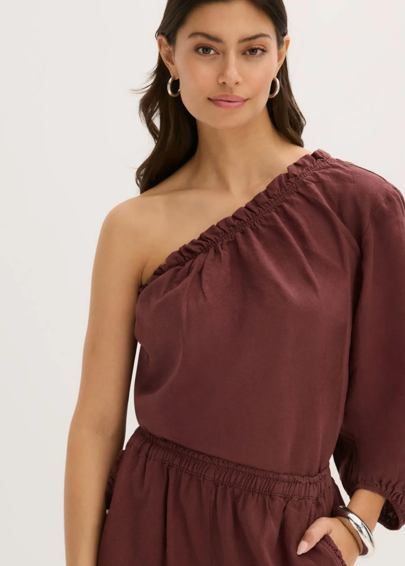 bonprix bonprix Blusa con un hombro al descubierto y contenido de lino Café Discount