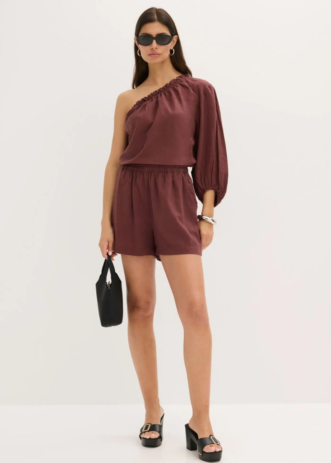 bonprix bonprix Blusa con un hombro al descubierto y contenido de lino Café Discount