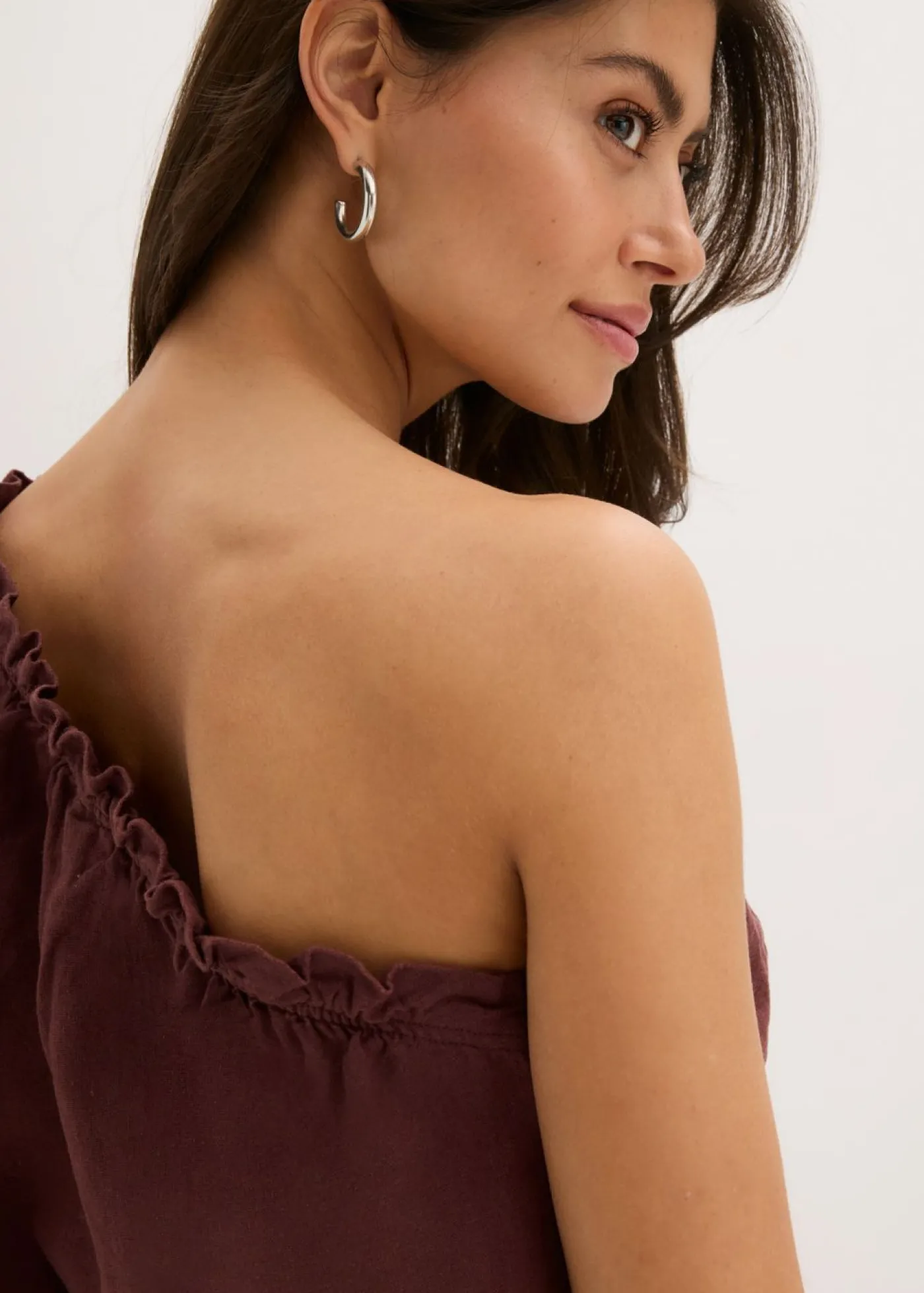 bonprix bonprix Blusa con un hombro al descubierto y contenido de lino Café Discount