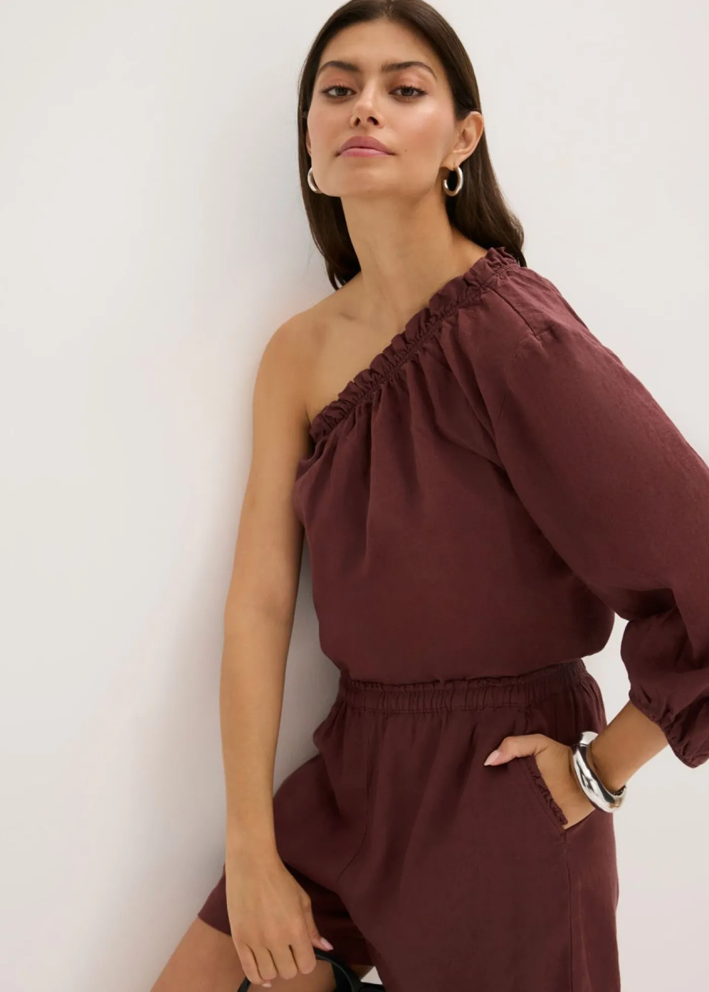 bonprix bonprix Blusa con un hombro al descubierto y contenido de lino Café Discount