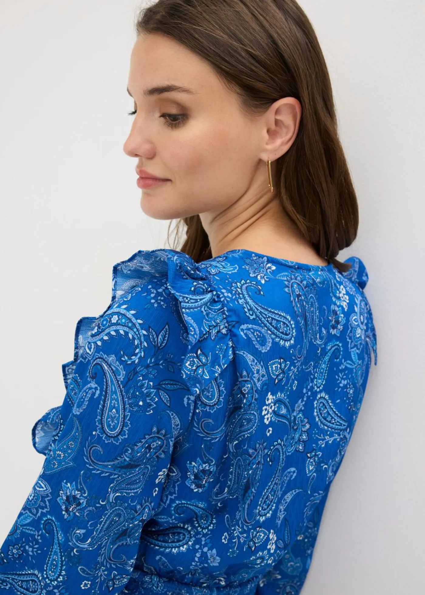 bonprix bonprix Blusa con volantes y nido de abeja Azul ártico con patrón paisley Hot