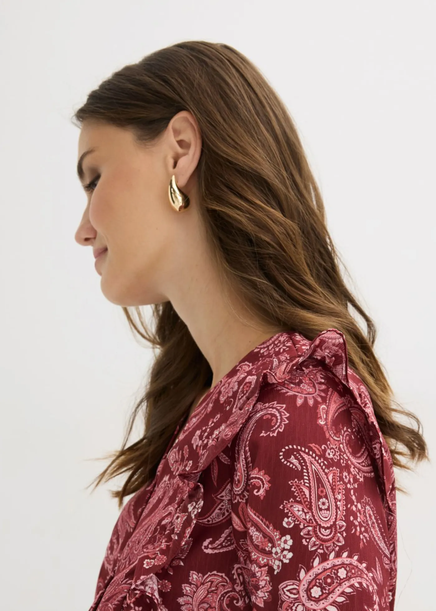 bonprix bonprix Blusa con volantes y nido de abeja Rojo rubí con patrón paisley Online
