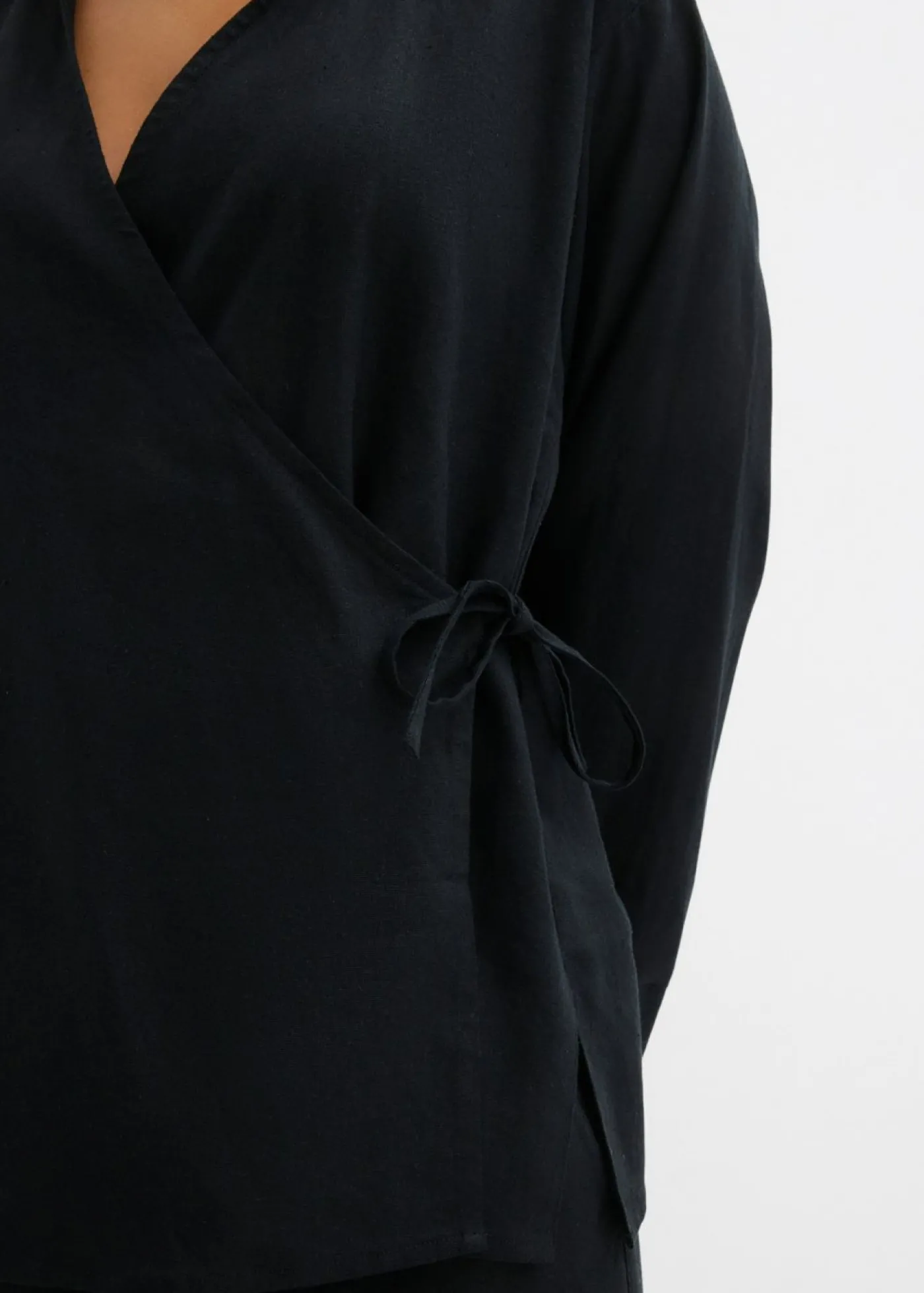 bonprix bonprix Blusa cruzada de mezcla de lino Negro Outlet