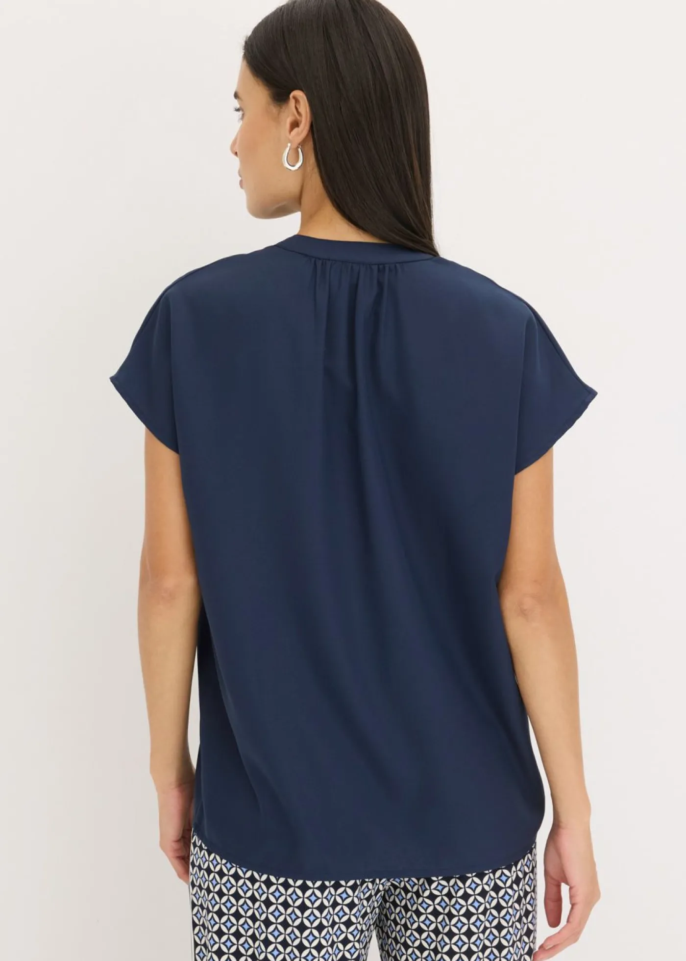 bonprix bonprix Blusa de manga corta con botones ocultos Azul marino Hot