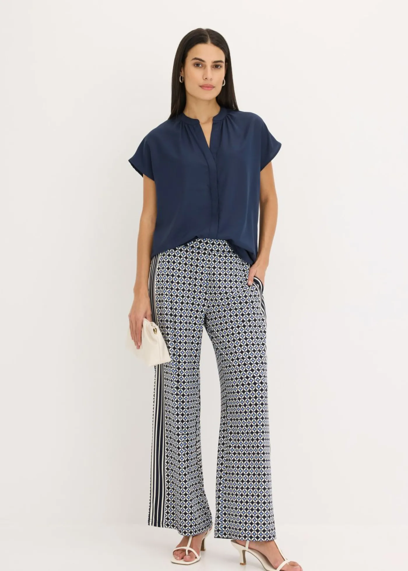 bonprix bonprix Blusa de manga corta con botones ocultos Azul marino Hot