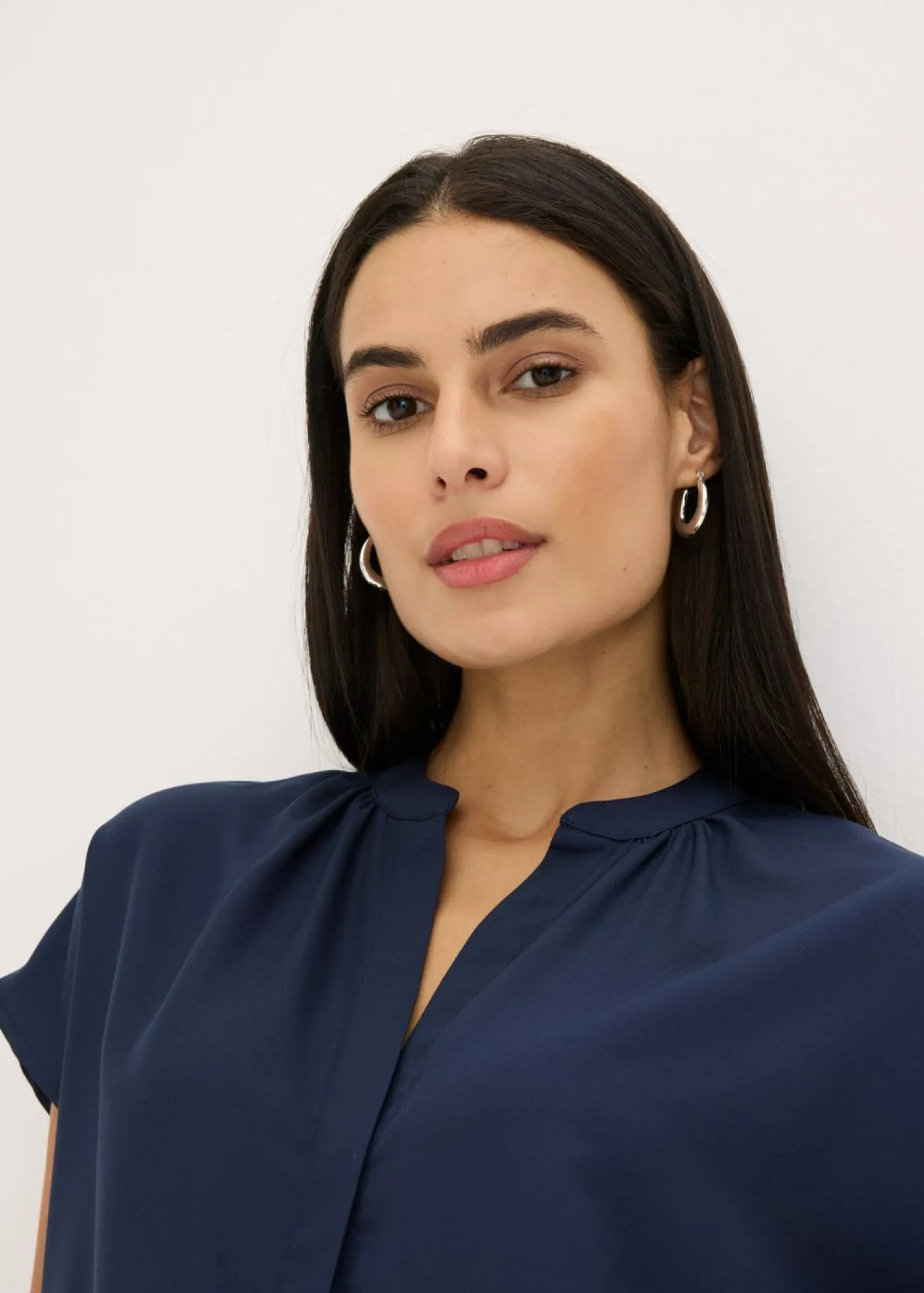 bonprix bonprix Blusa de manga corta con botones ocultos Azul marino Hot
