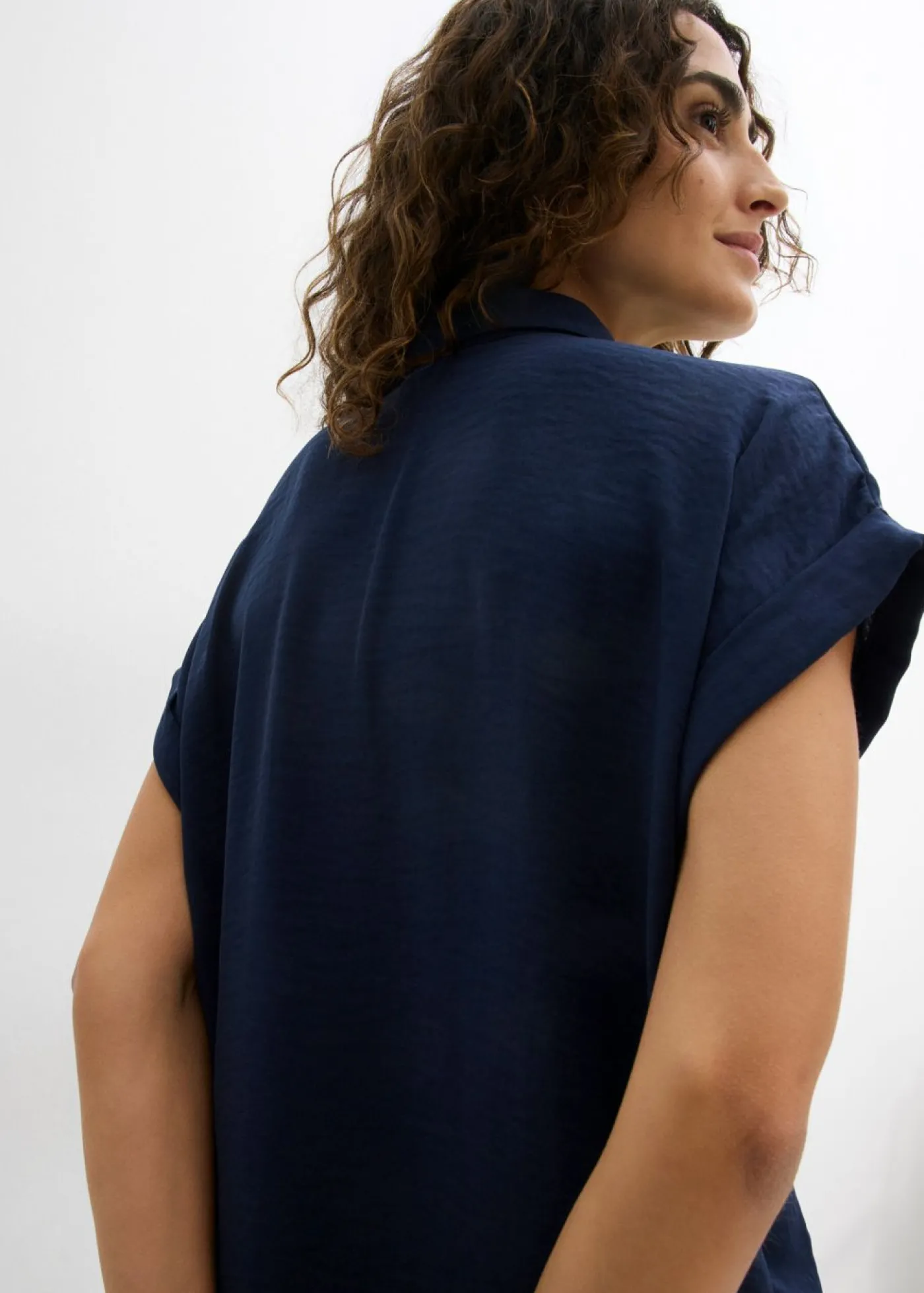 bonprix bonprix Blusa de manga corta con poliéster reciclado Azul marino Clearance