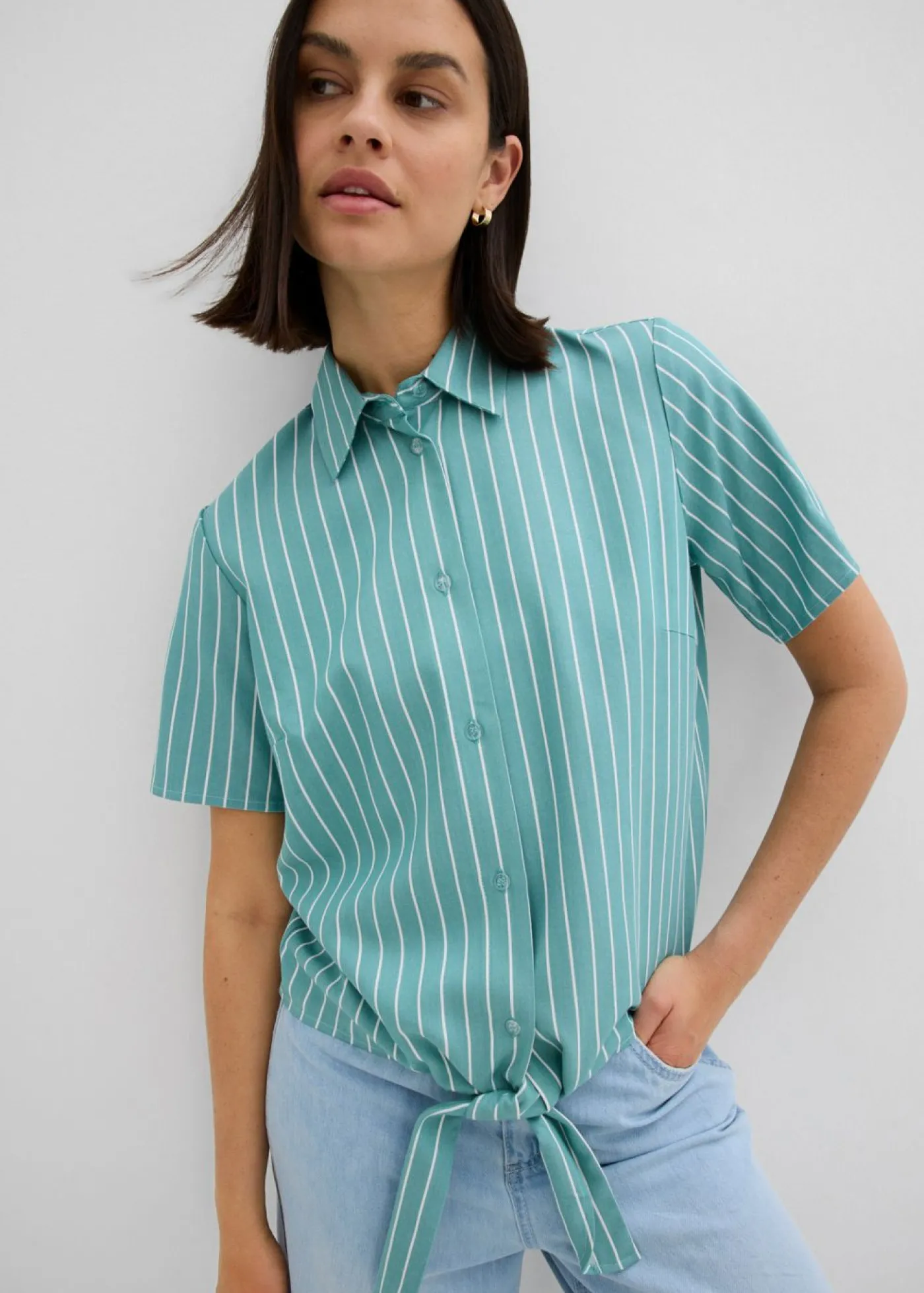 bonprix bonprix Blusa de manga corta con detalle de nudo y diseño a rayas salvia ahumado-blanco lana con rayas