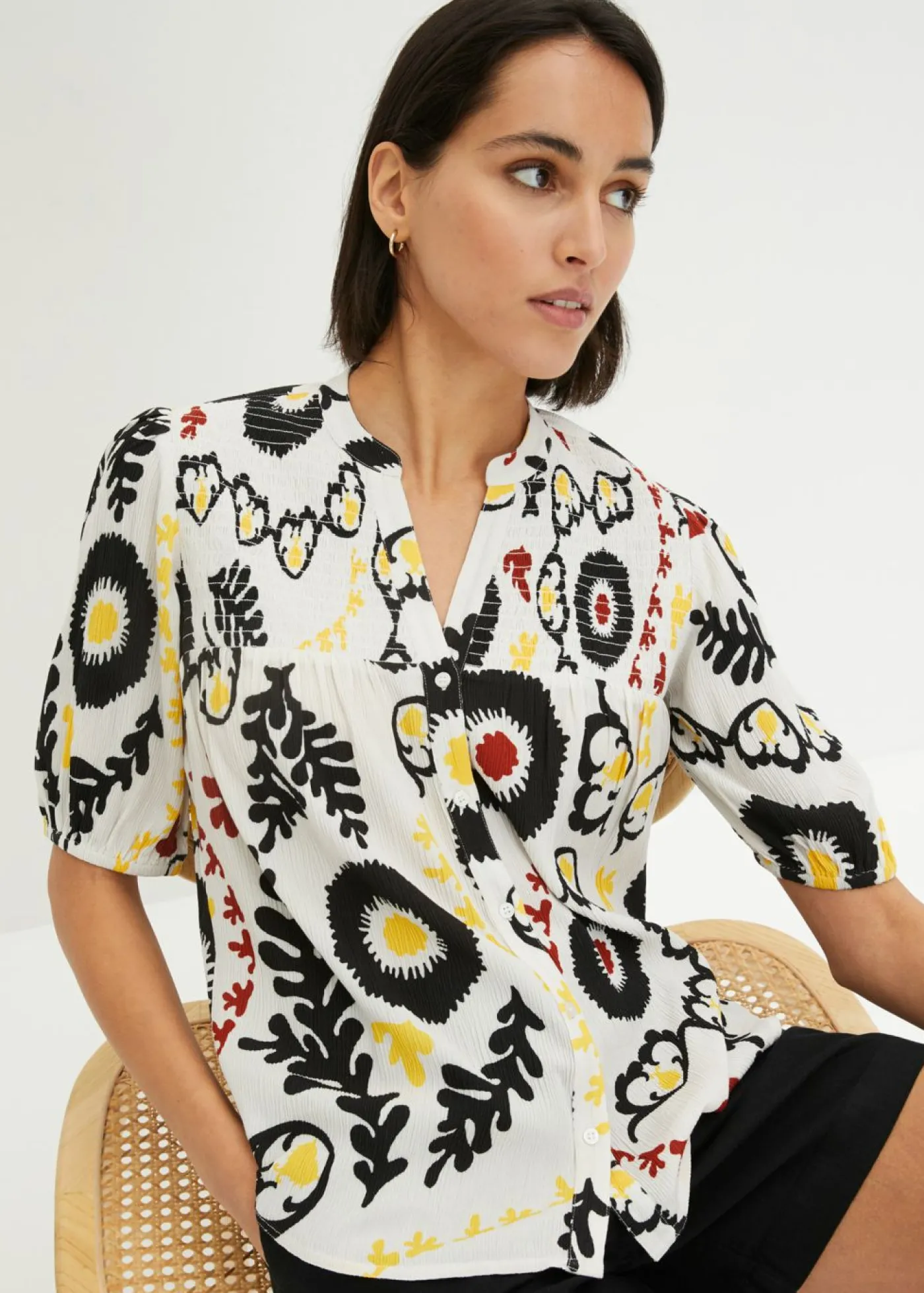 bonprix bonprix Blusa de manga corta de viscosa fluida con detalle de nido de abeja Blanco lana Sale