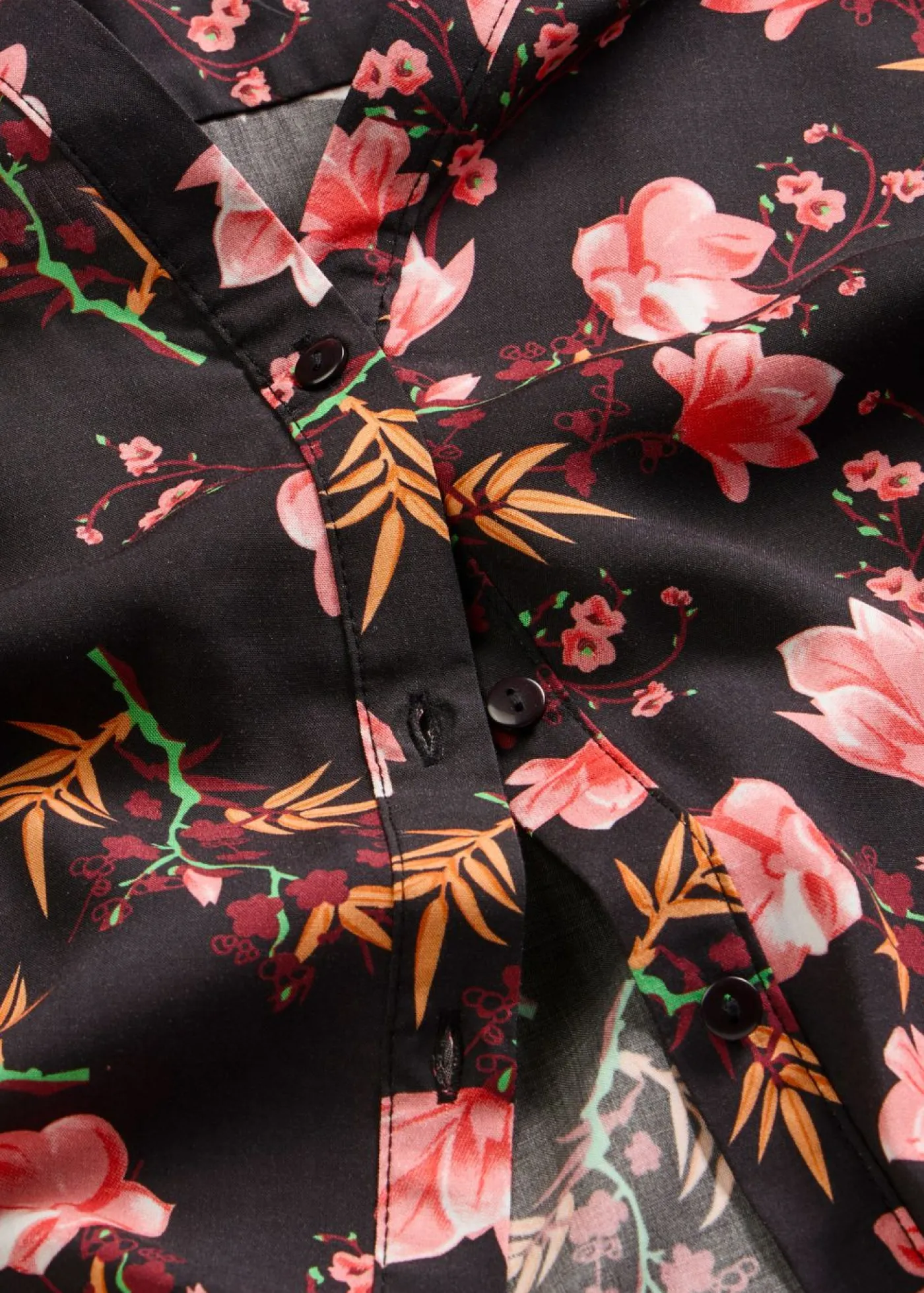 bonprix bonprix Blusa de manga corta de viscosa pura Negro con flores Clearance