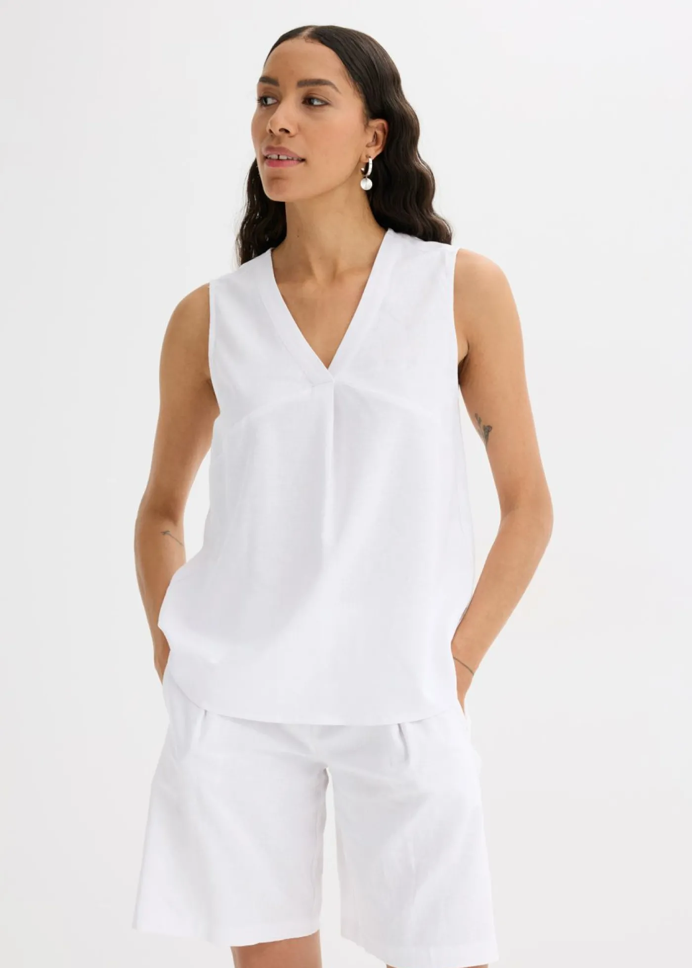bonprix bonprix Blusa de mezcla de lino vaporoso Blanco Hot