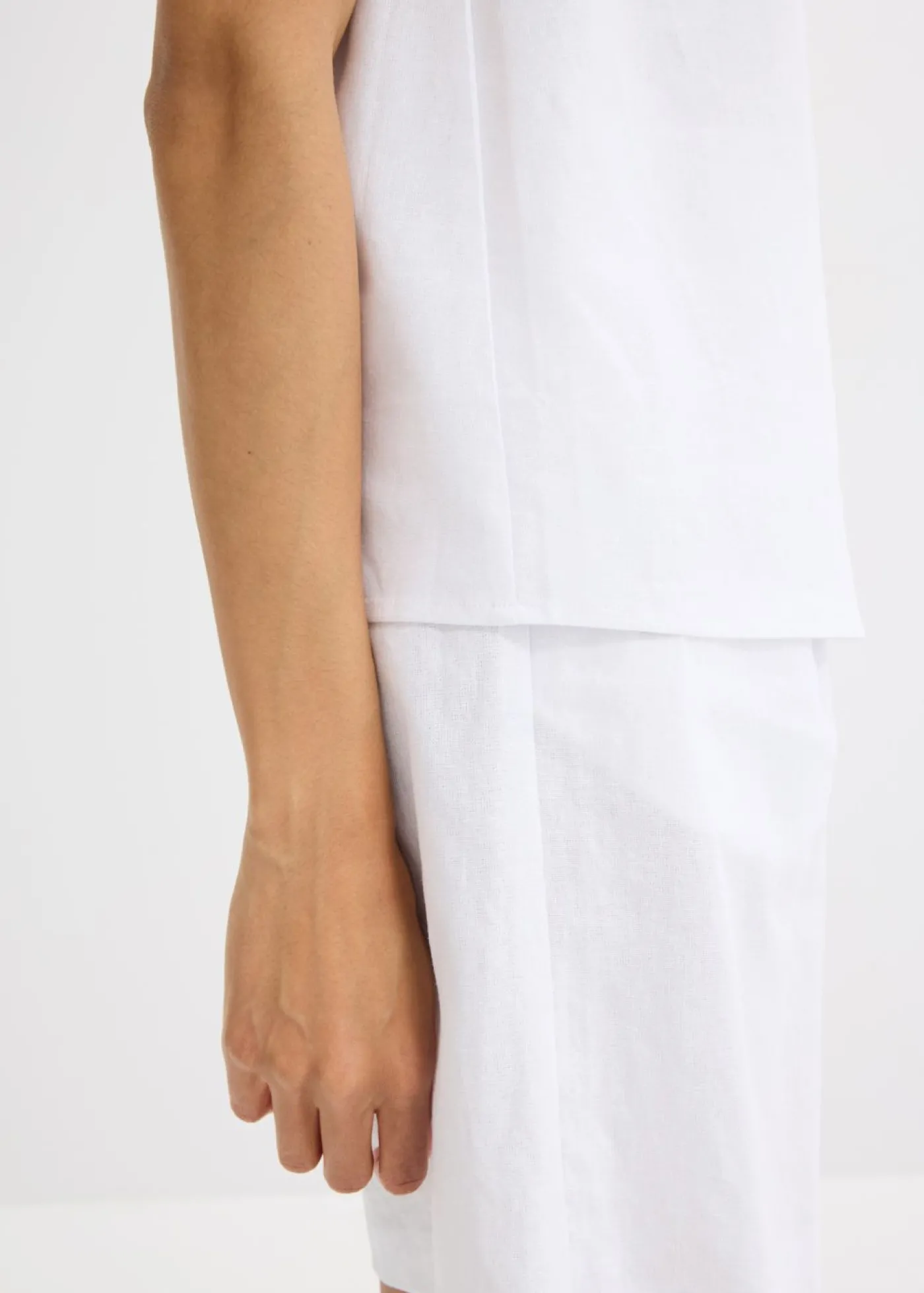 bonprix bonprix Blusa de mezcla de lino vaporoso Blanco Hot