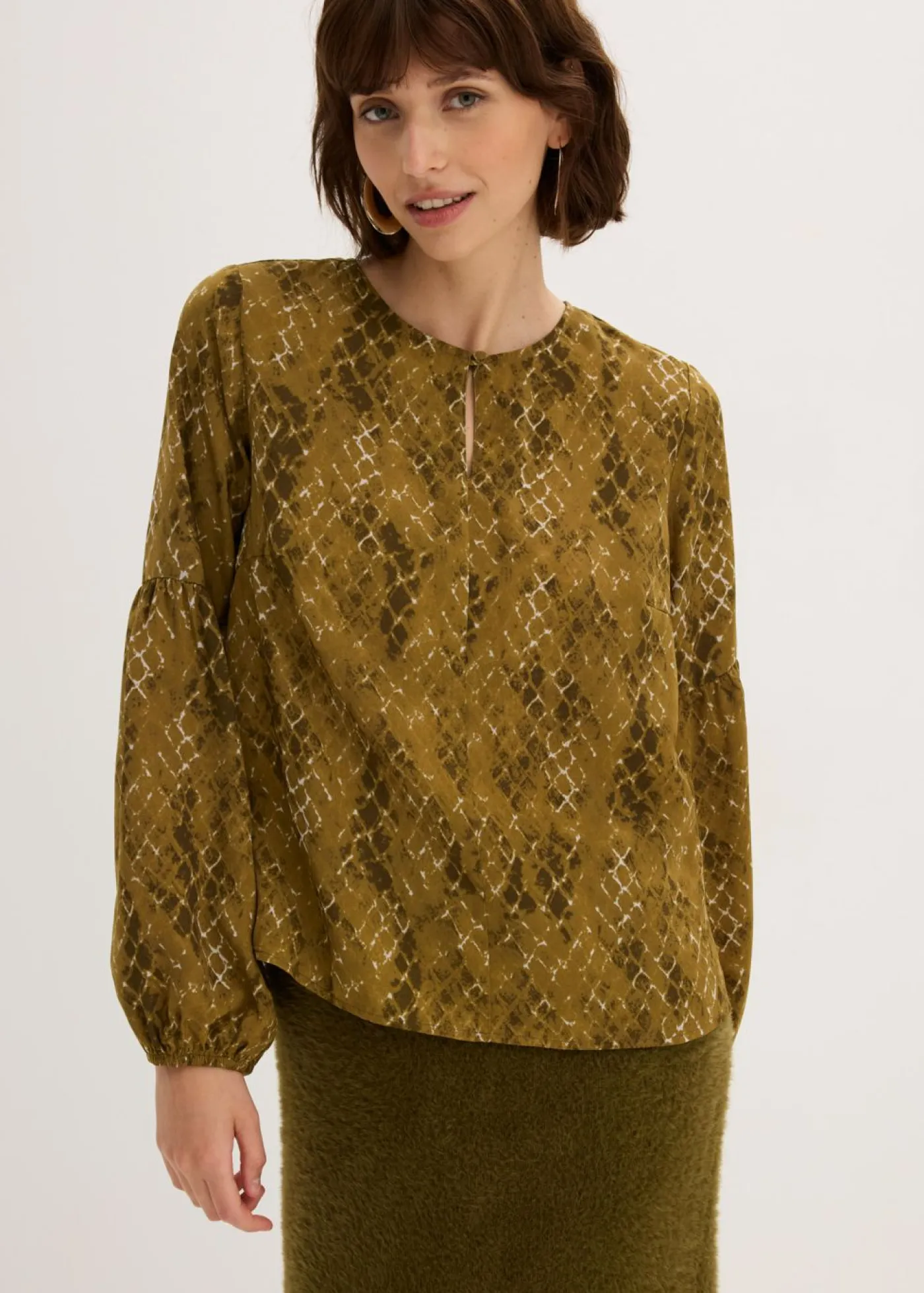 bonprix bonprix Blusa de satén fluido verde oliva/verde tierra estampado Sale