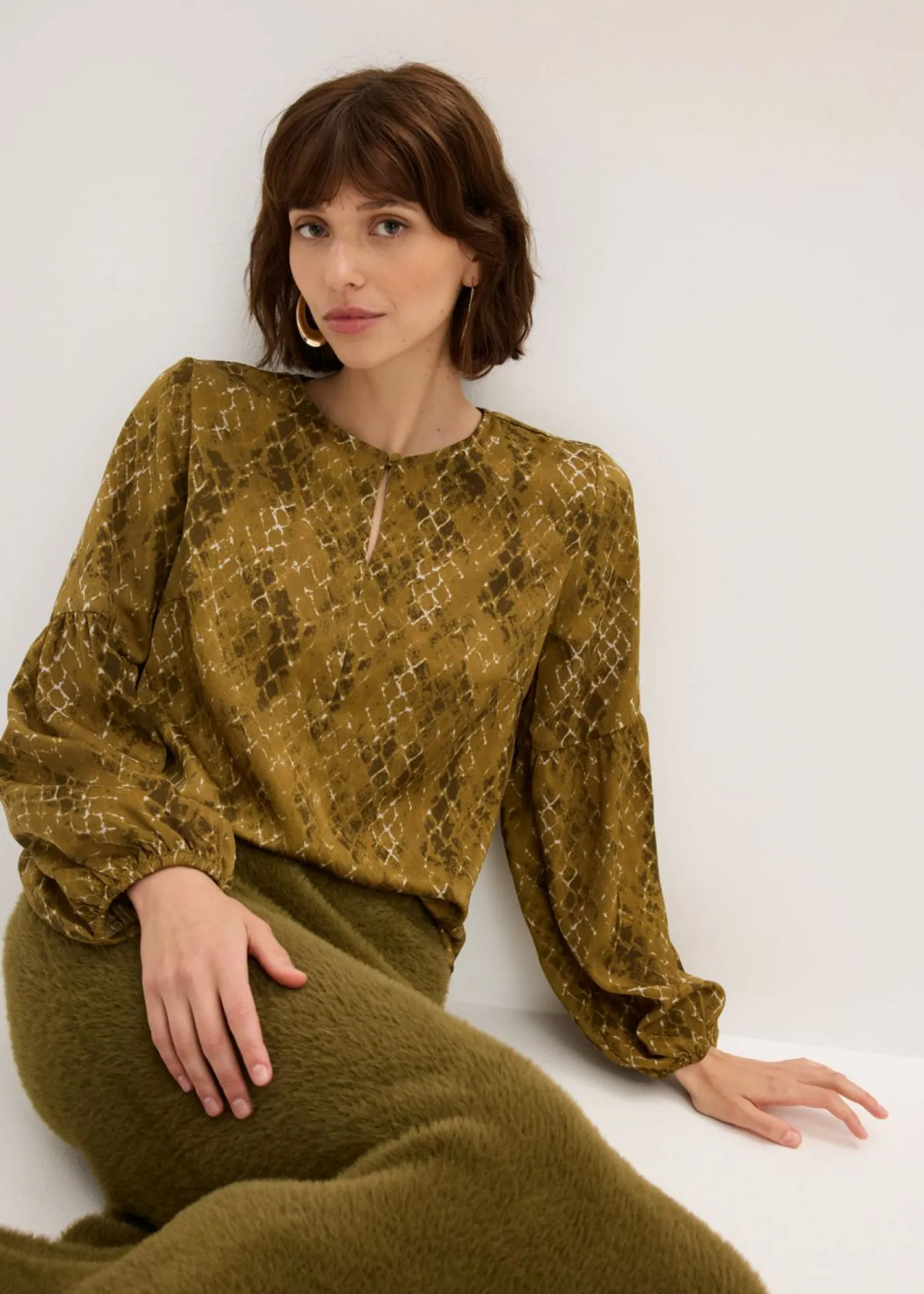 bonprix bonprix Blusa de satén fluido verde oliva/verde tierra estampado Sale