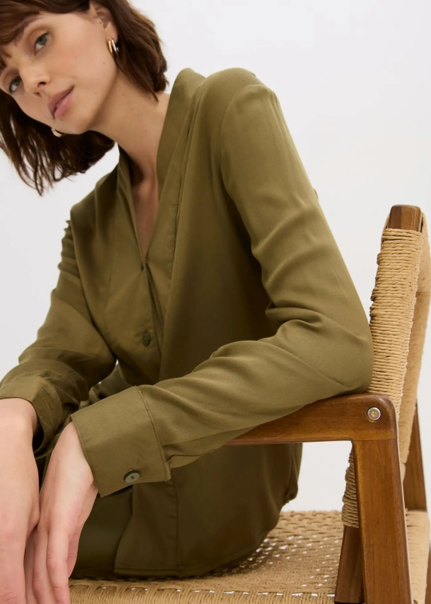 bonprix bonprix Blusa de satén fluido Oliva Outlet
