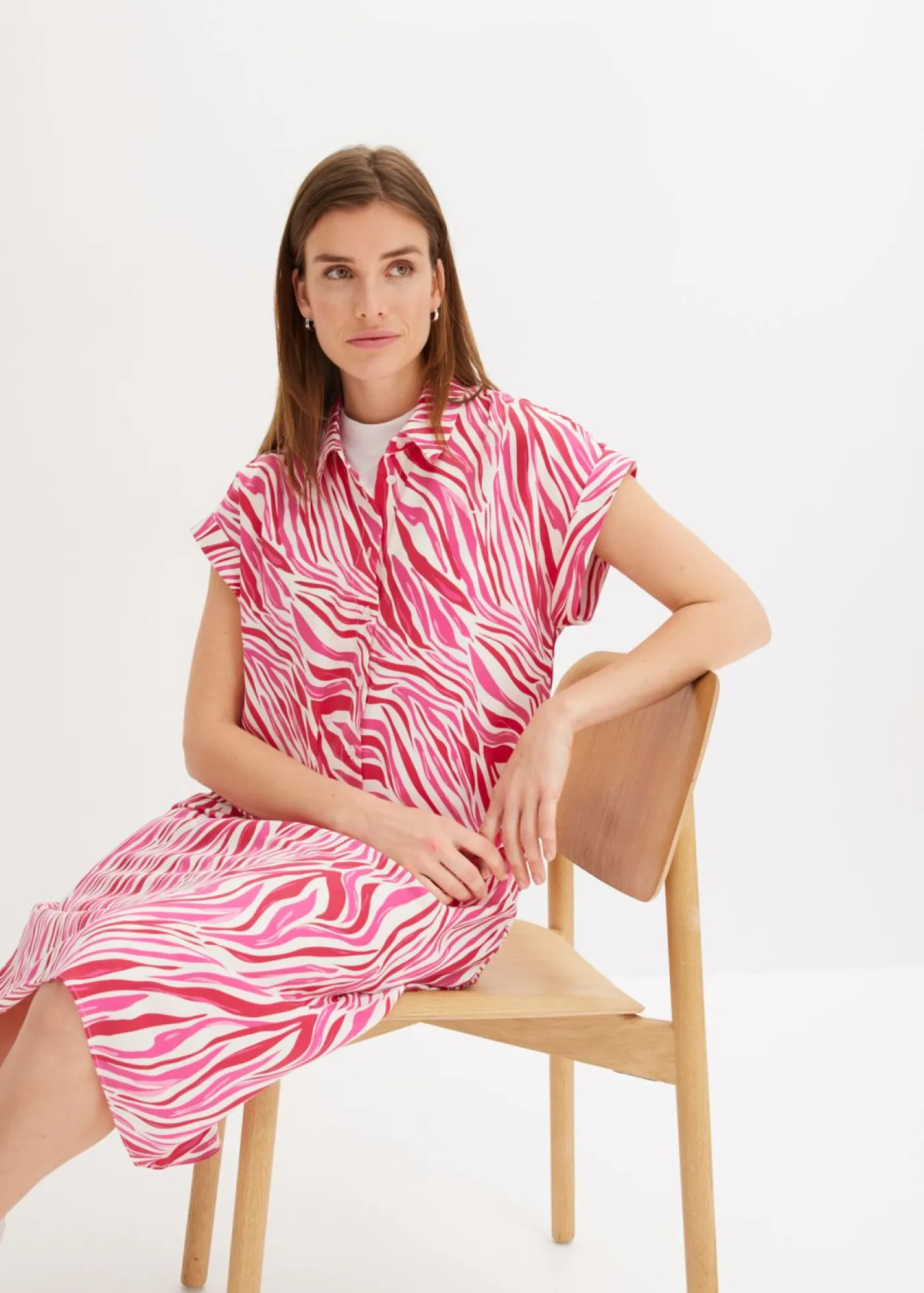 bonprix bonprix Blusa de satén fluido crema/rosa con estampado gráfico Discount