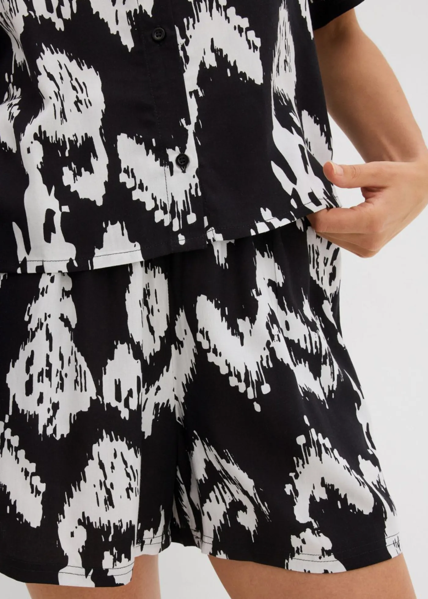bonprix bonprix Blusa de viscosa con estampado étnico Negro-blanco lana Discount