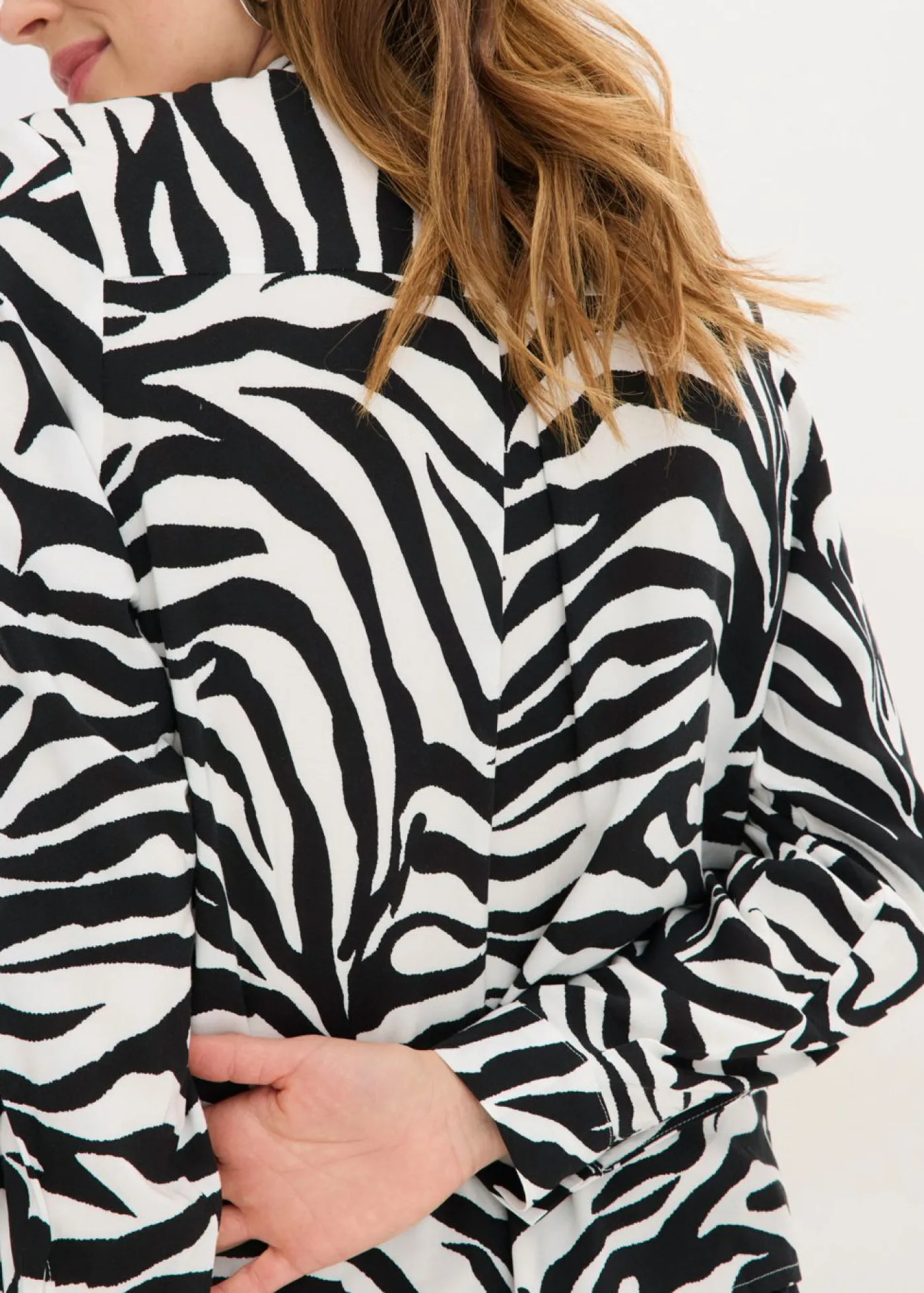 bonprix bonprix Blusa de viscosa fluida estampado cebra negro-blanco. Sale