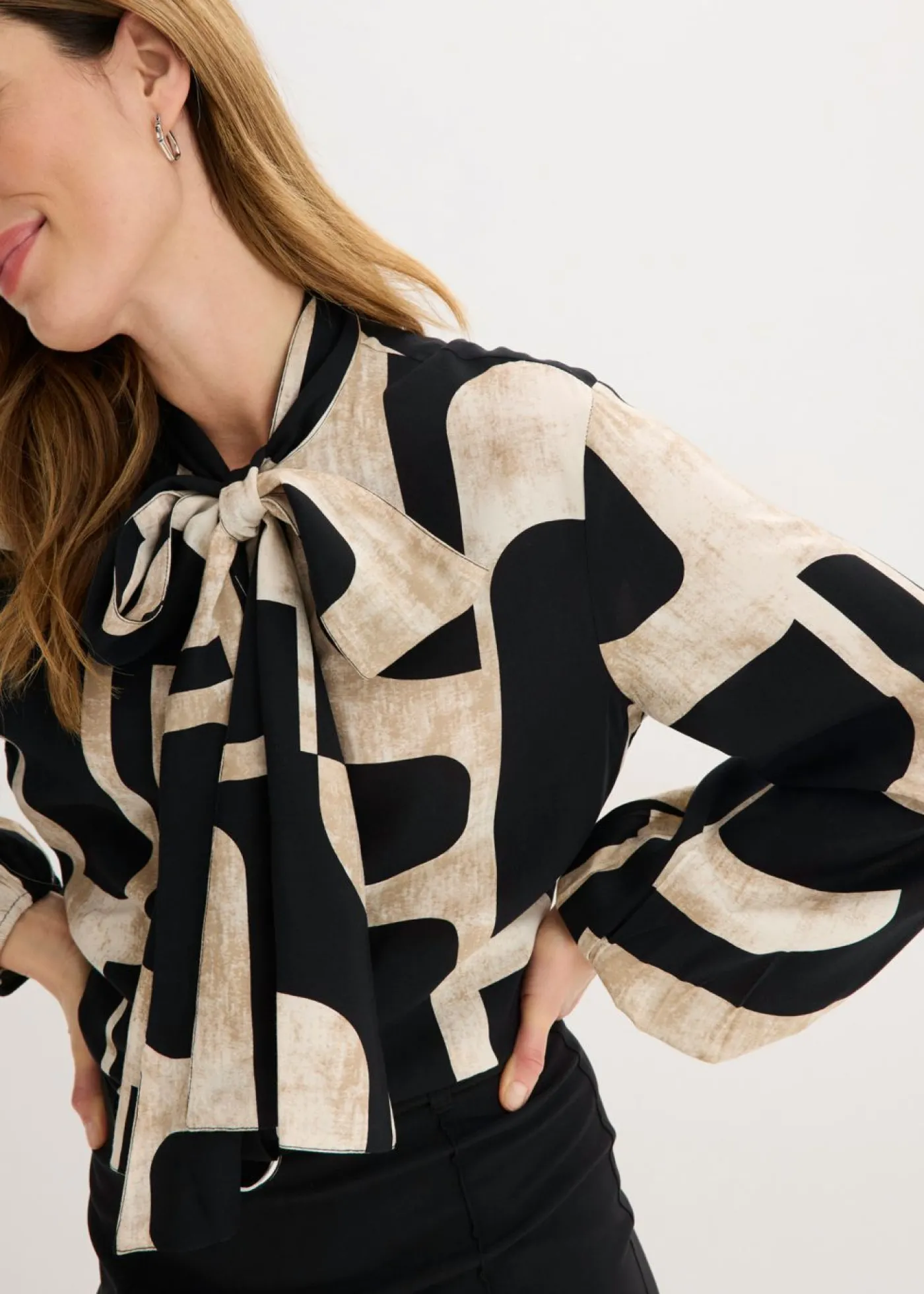 bonprix bonprix Blusa de viscosa fluida Negro-crema