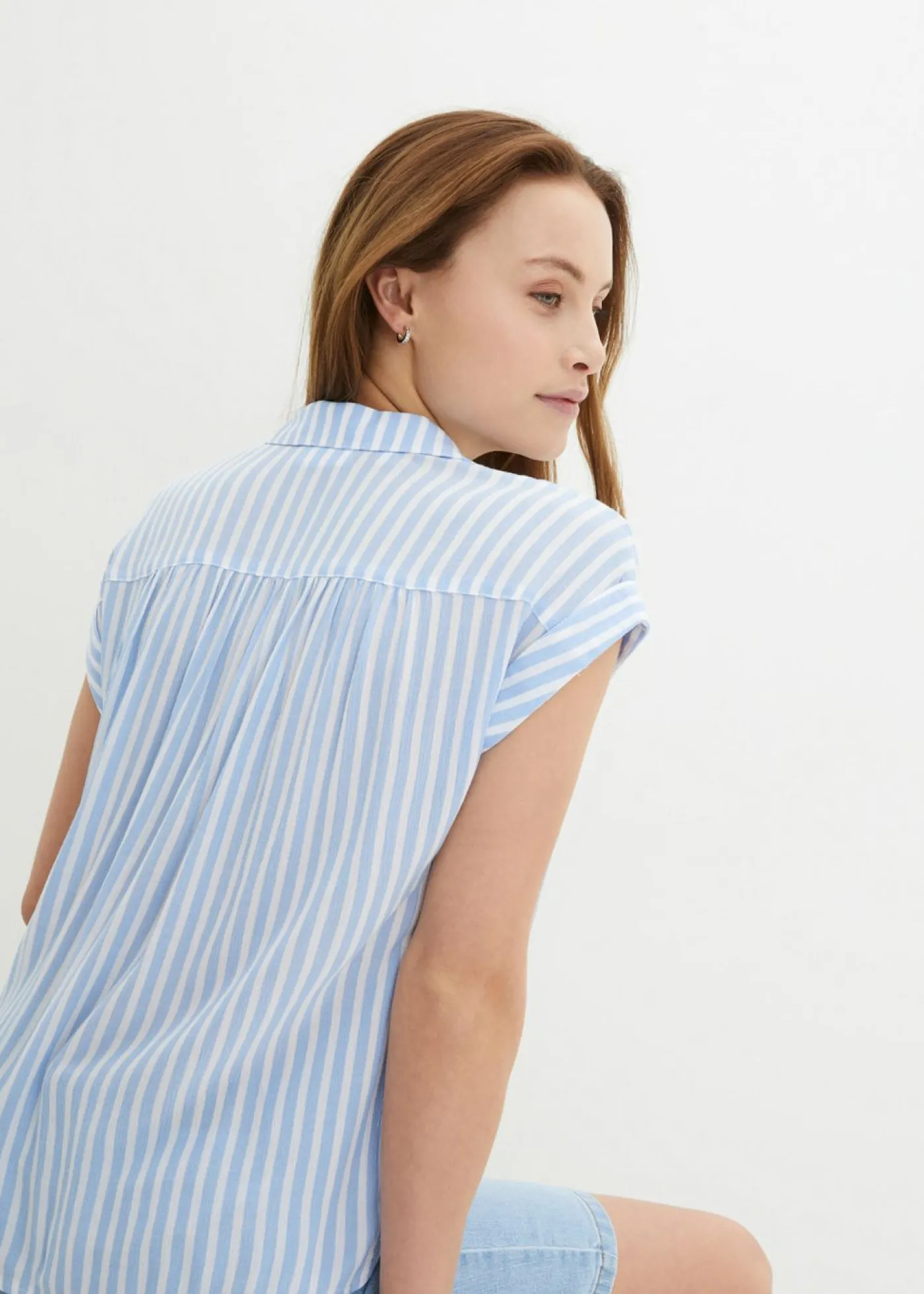 bonprix bonprix Blusa de viscosa fluida con manga corta Azul perla-blanco con rayas New