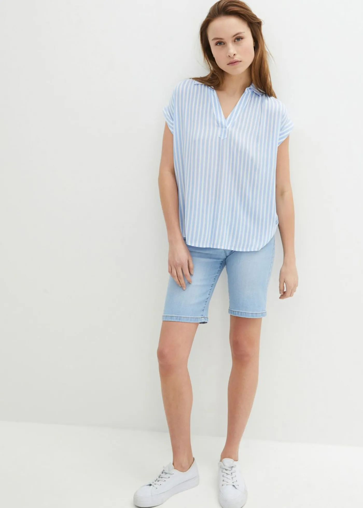 bonprix bonprix Blusa de viscosa fluida con manga corta Azul perla-blanco con rayas New