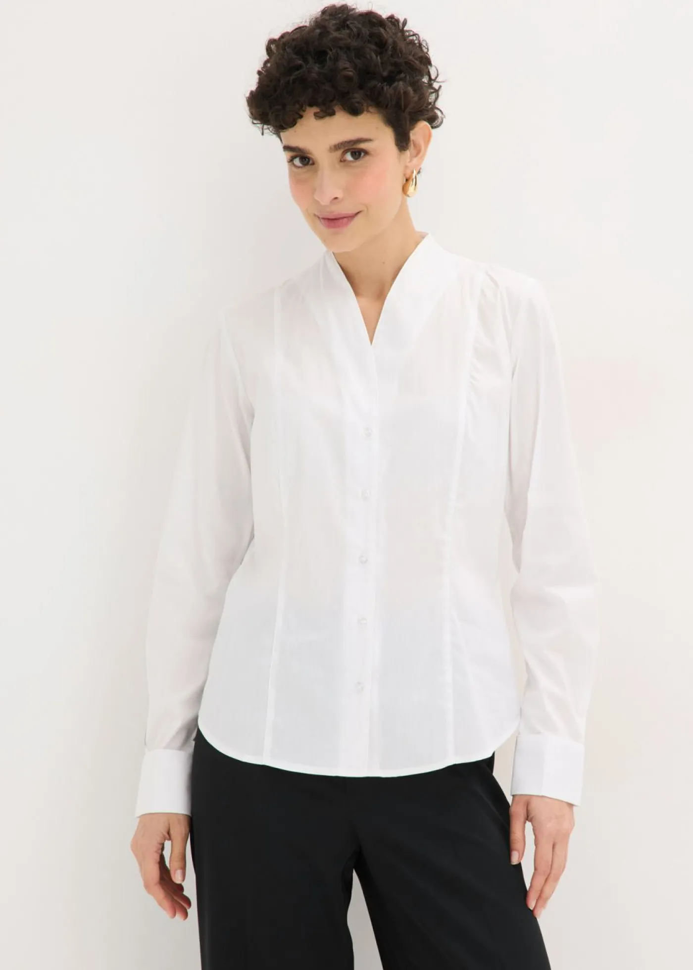 bonprix bonprix Blusa elástica de popelín con cuello chimenea y ligera transparencia Blanco Clearance