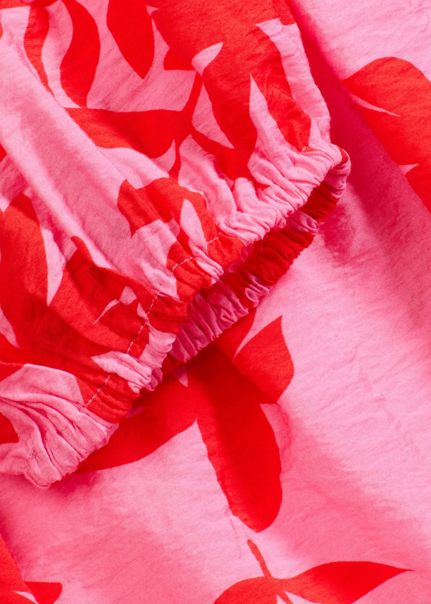 bonprix bonprix Blusa estampada de mezcla de viscosa fina con escote bañera rojo / rosa caliente Hot