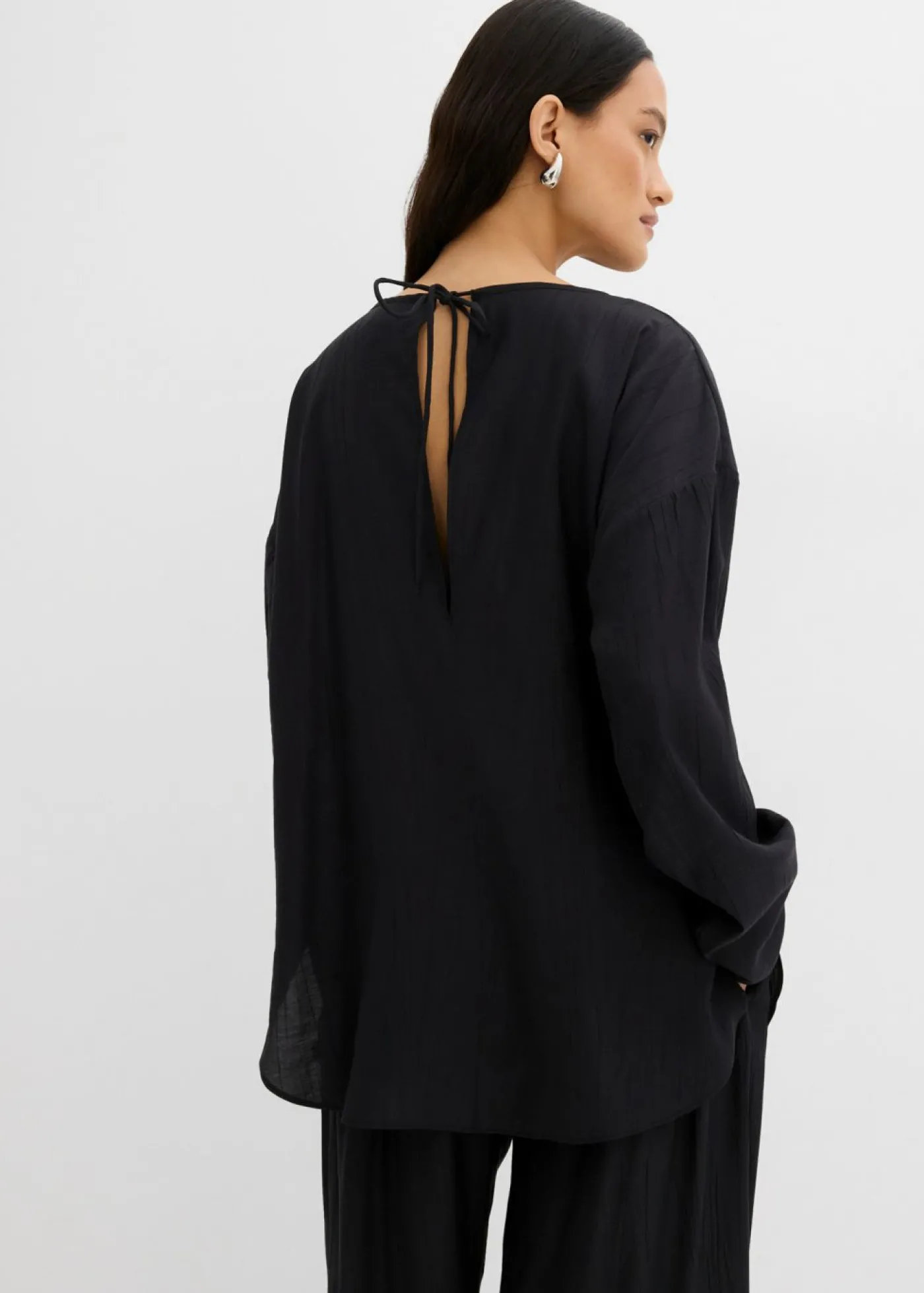bonprix bonprix Blusa holgada tipo túnica de mezcla de viscosa arrugada con estructura Negro Clearance