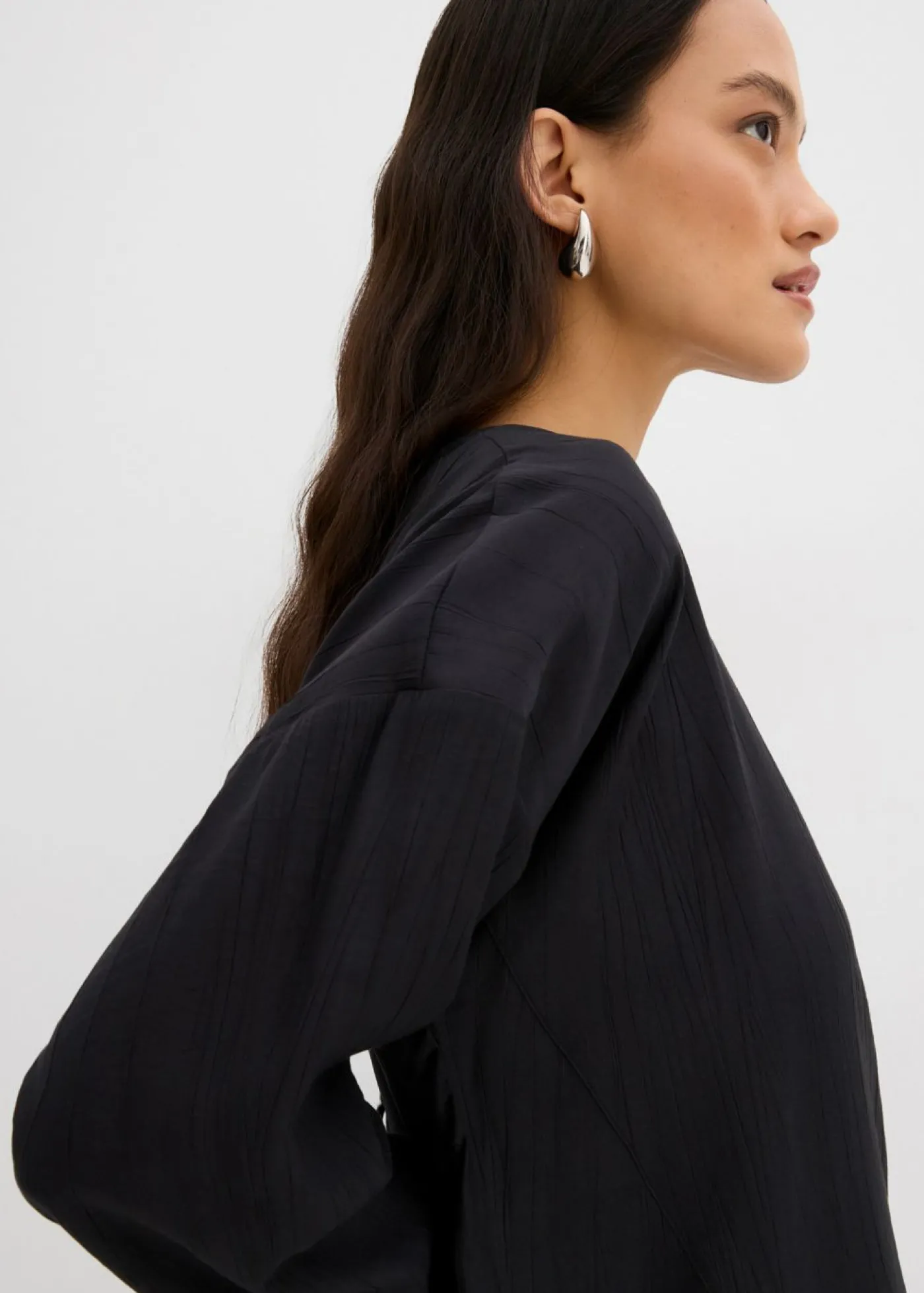 bonprix bonprix Blusa holgada tipo túnica de mezcla de viscosa arrugada con estructura Negro Clearance