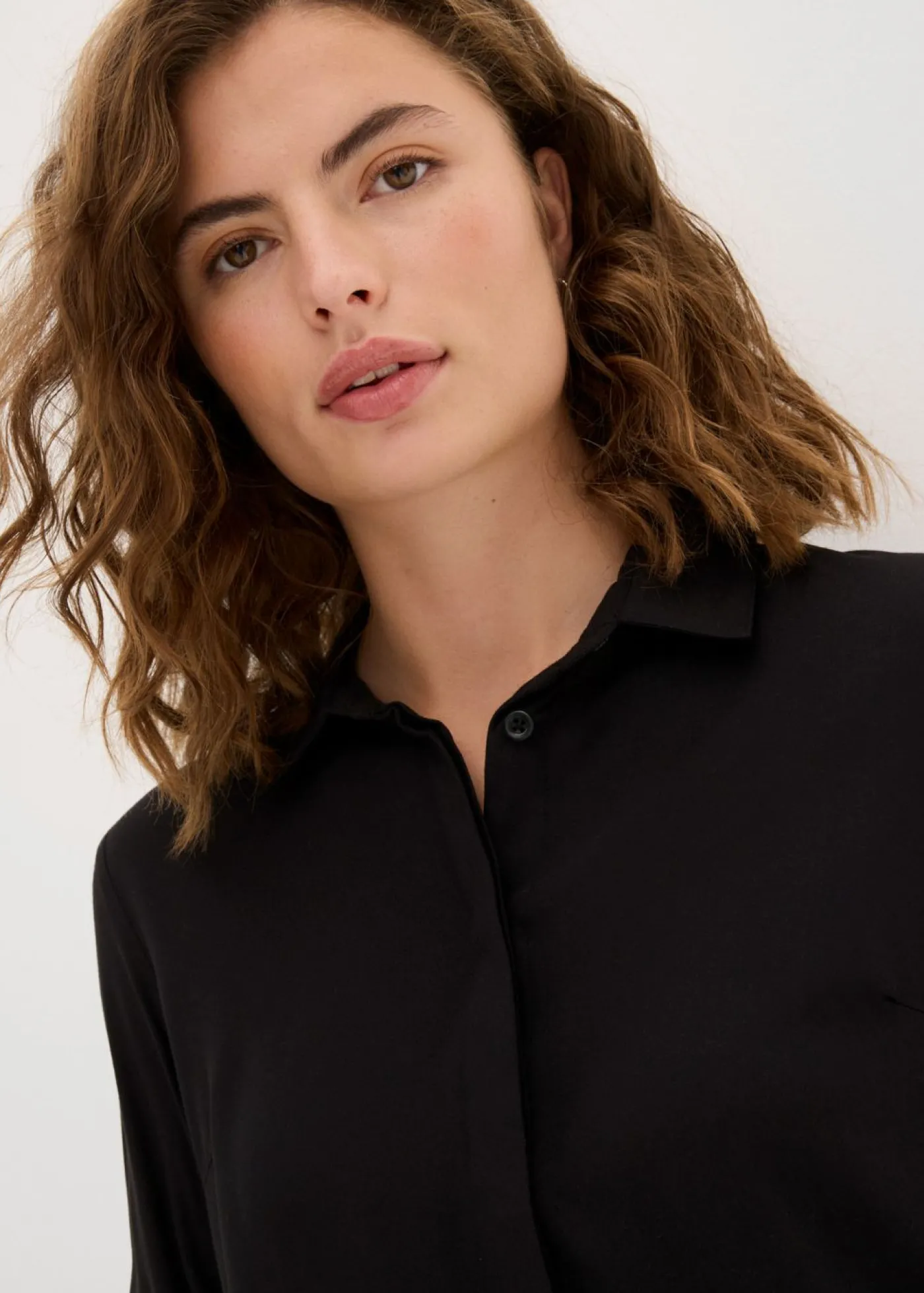 bonprix bonprix Blusa larga con abertura de viscosa fluida Negro Sale