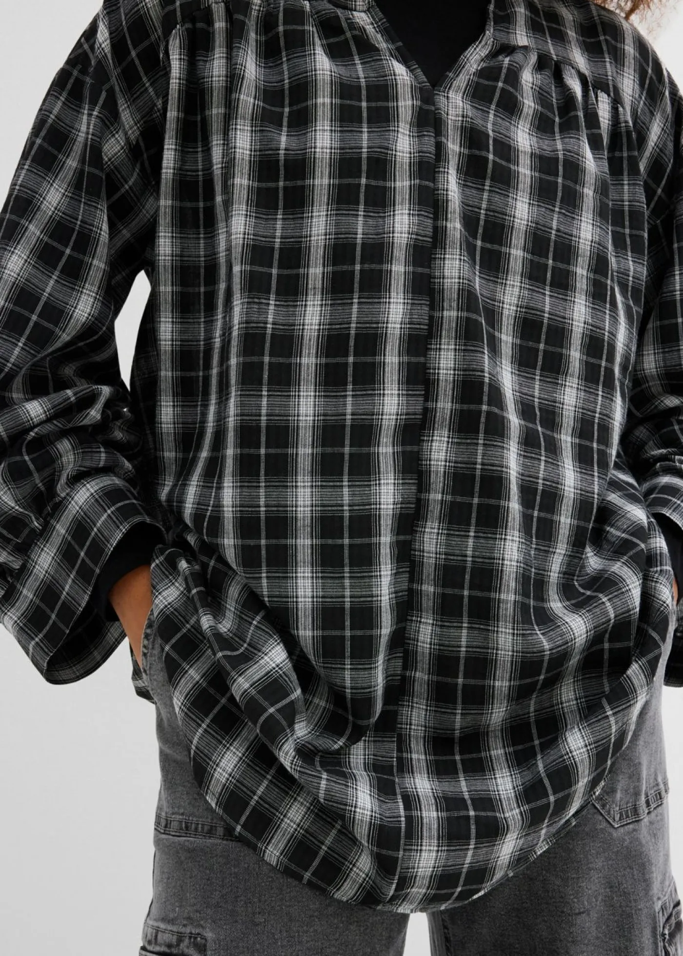 bonprix bonprix Blusa larga con corte holgado Negro-blanco a cuadros Online