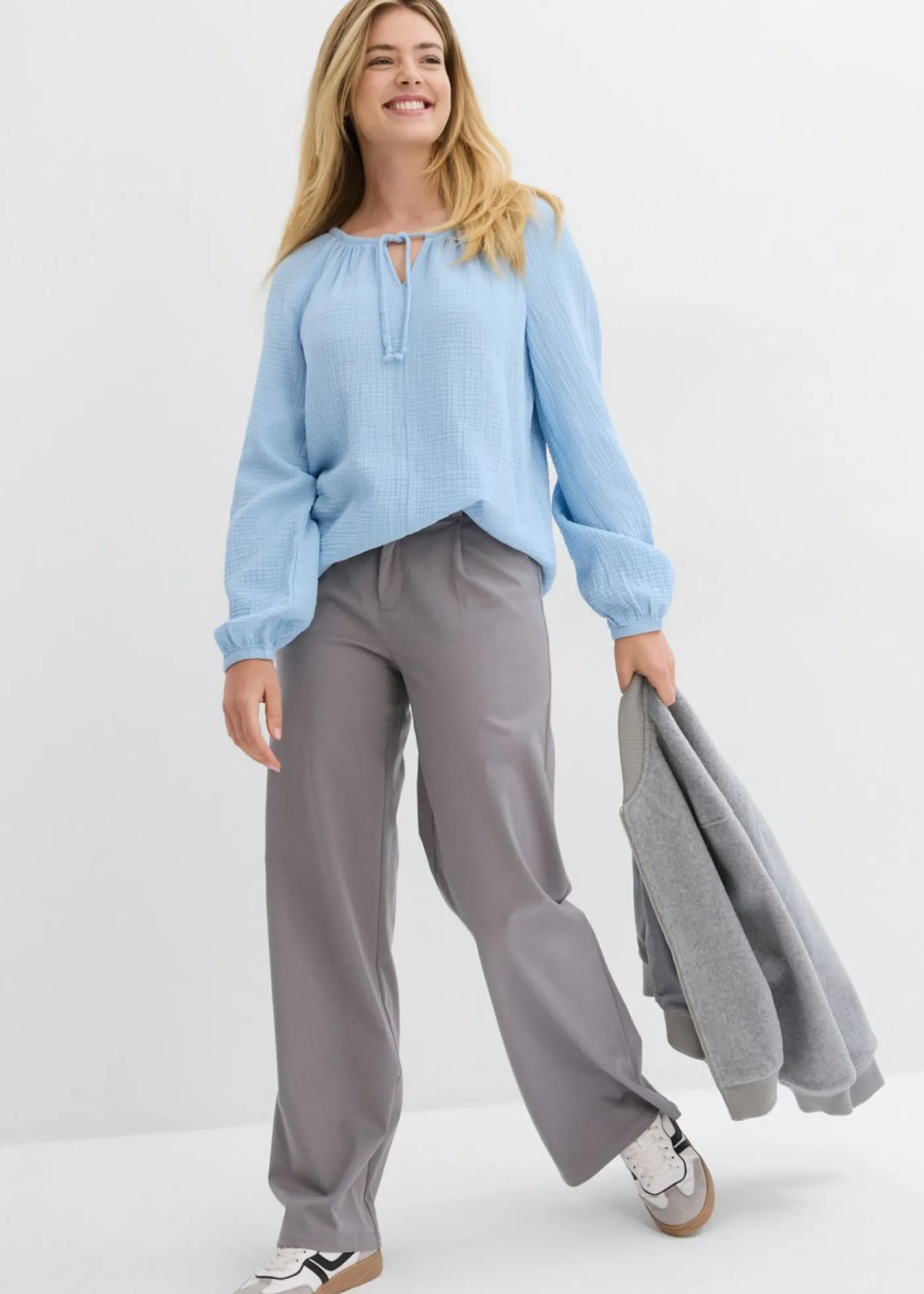 bonprix bonprix Blusa sin cierre de muselina ligera Azul claro Hot