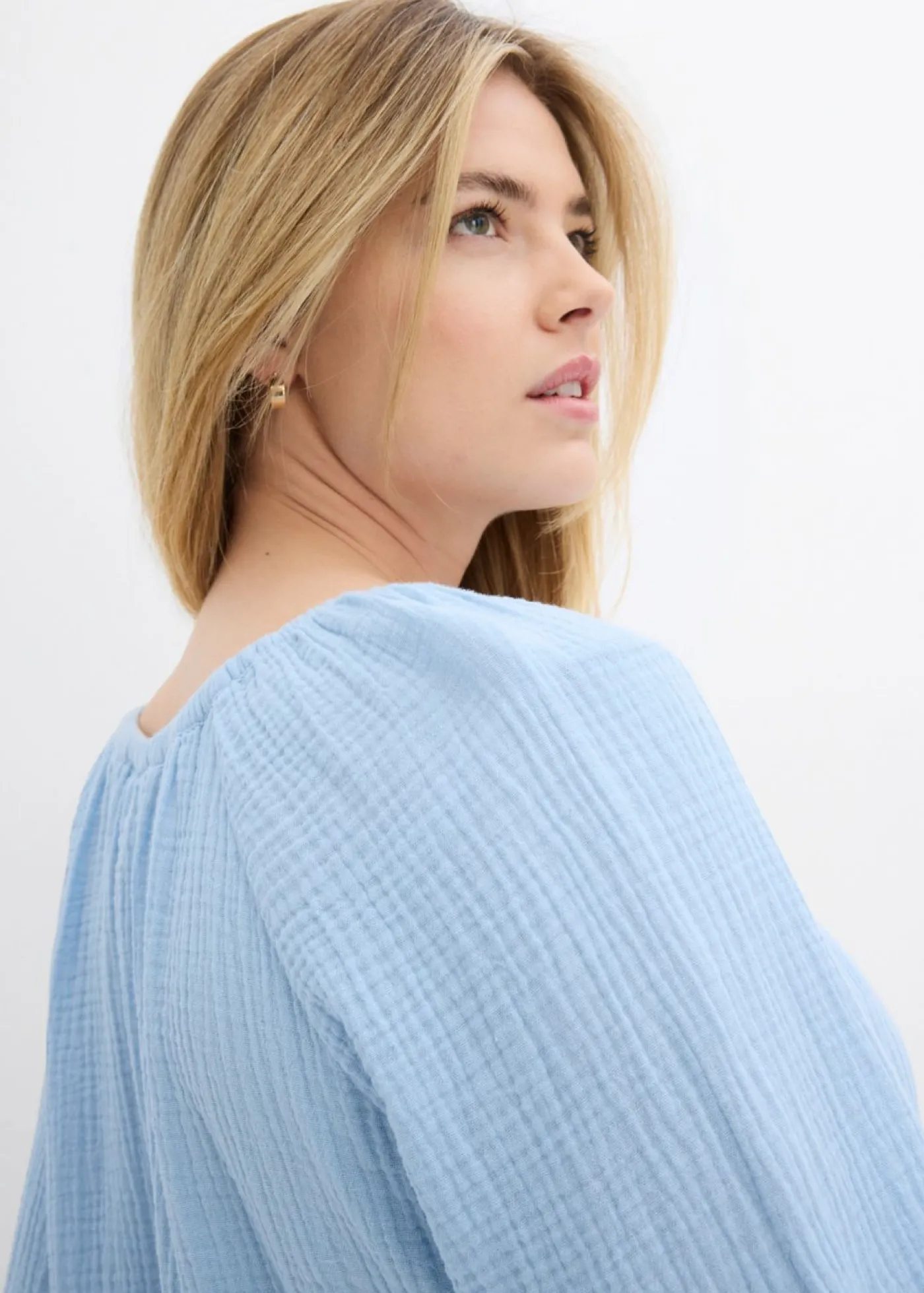 bonprix bonprix Blusa sin cierre de muselina ligera Azul claro Hot