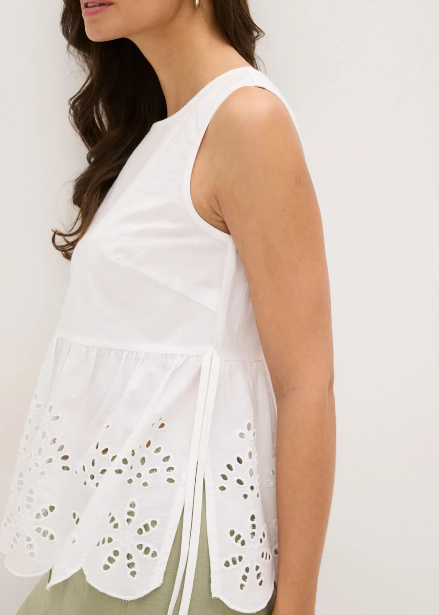 bonprix bonprix Blusa sin mangas con abertura y bordado calado Blanco Best