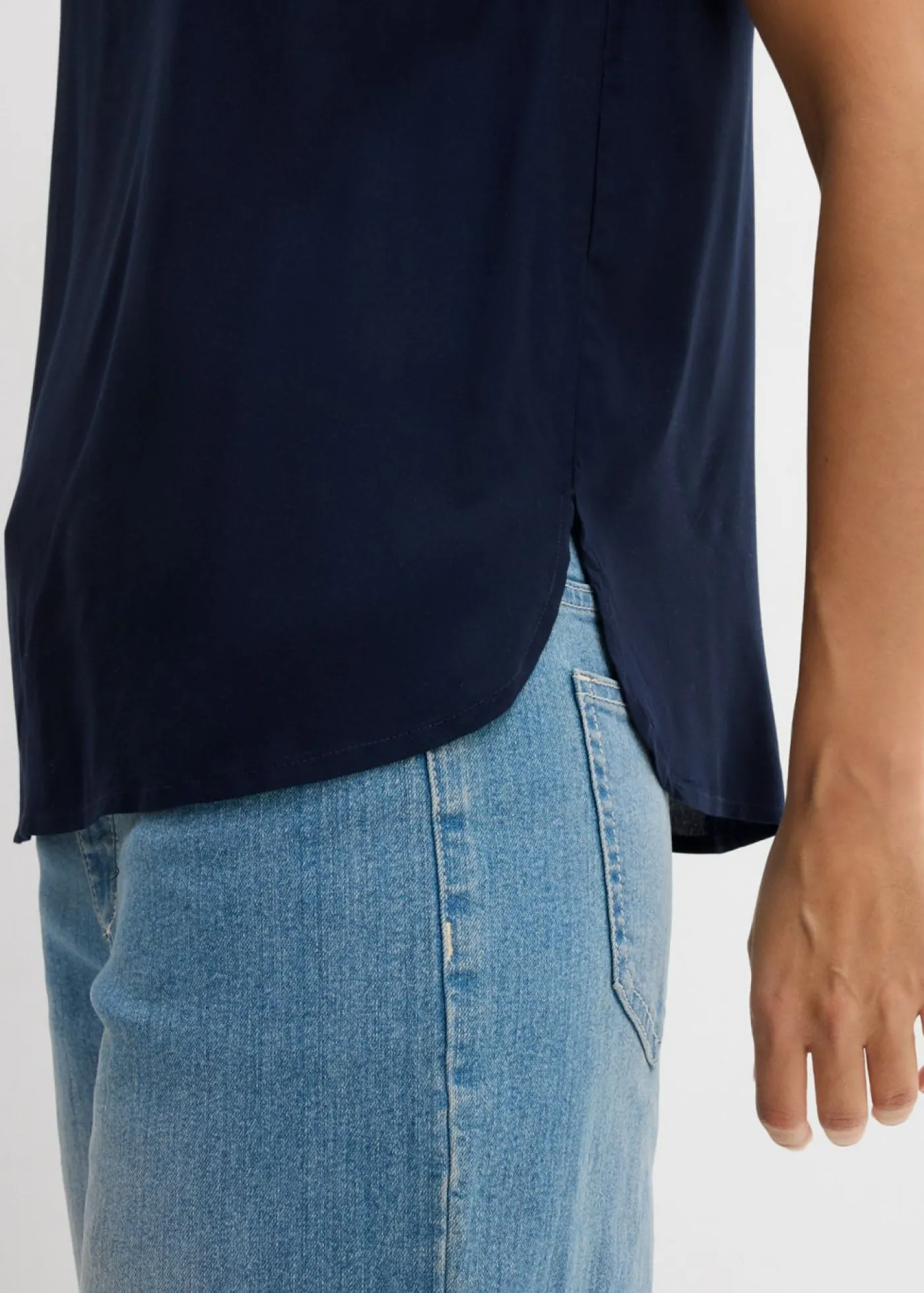 bonprix bonprix Blusa sin mangas de viscosa suave Azul marino Hot
